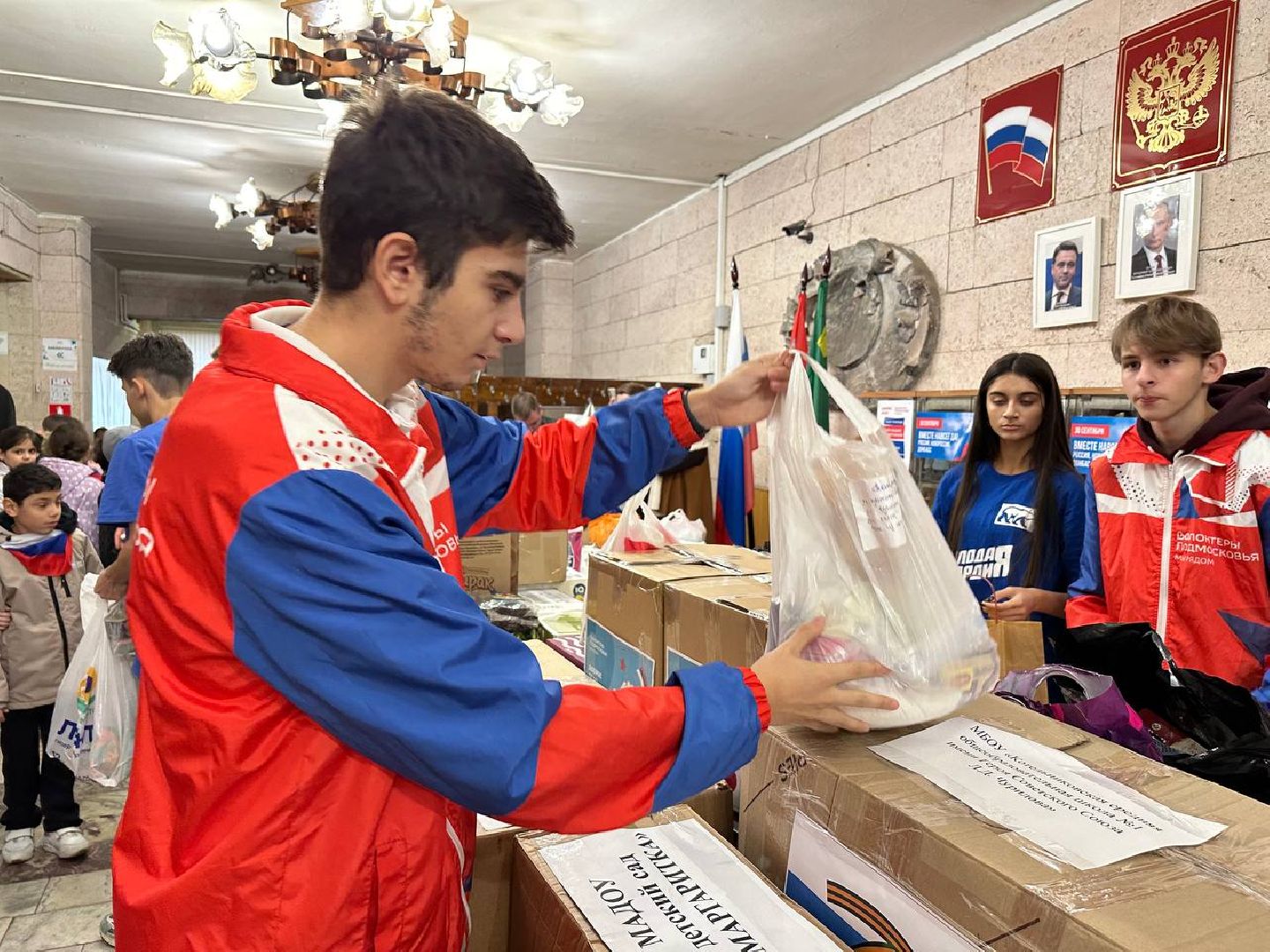 волонтёрство, сбор гуманитарной помощи, день воссоединения с россией