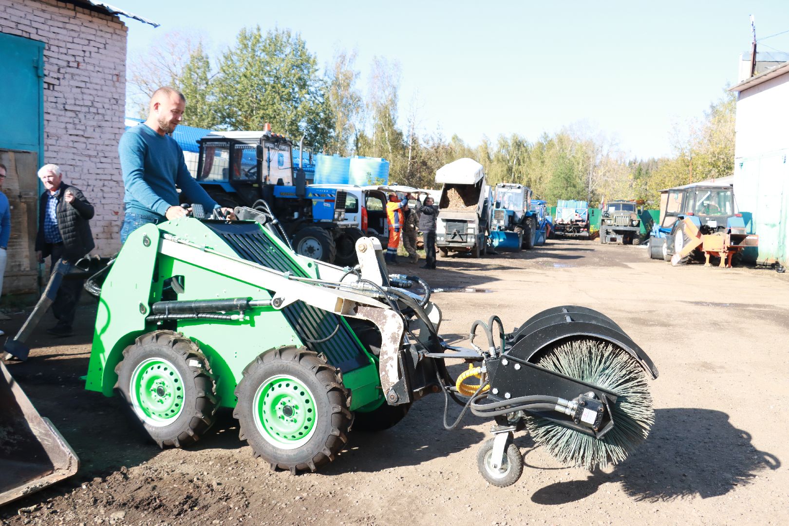 погрузчик, благоустровйство, дорожное хозяйство,