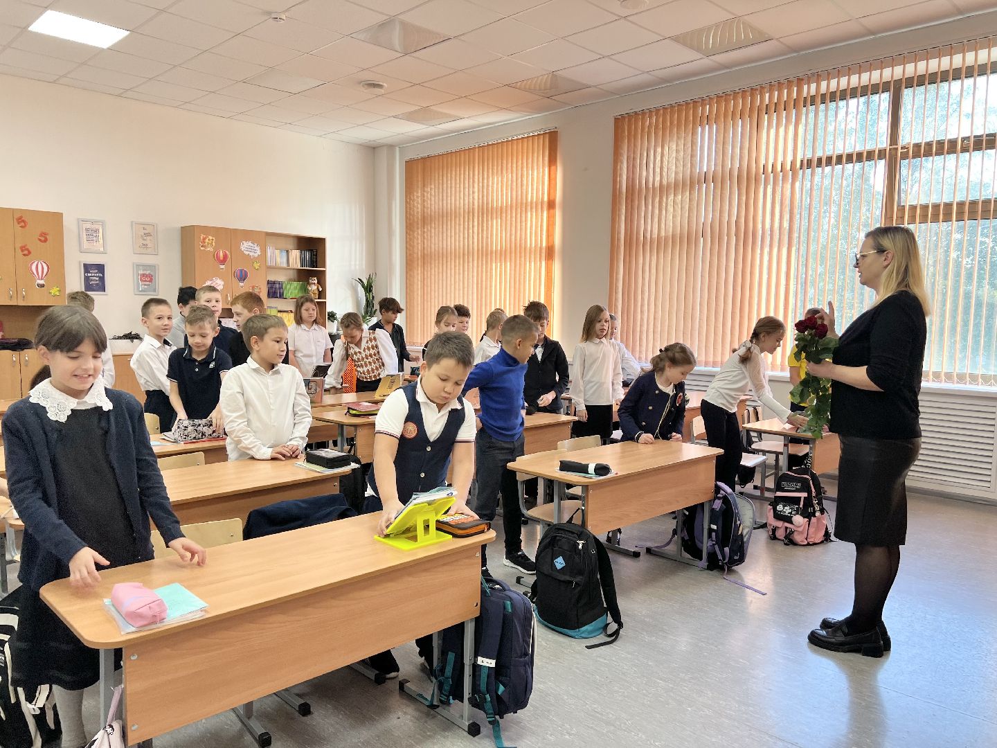 Балашиха, Подмосковье, День учителя, цветы учителю, гимназия 1 имени героя рф баландина, молодая гвардия подмосковья, молодая гвардия Балашиха,