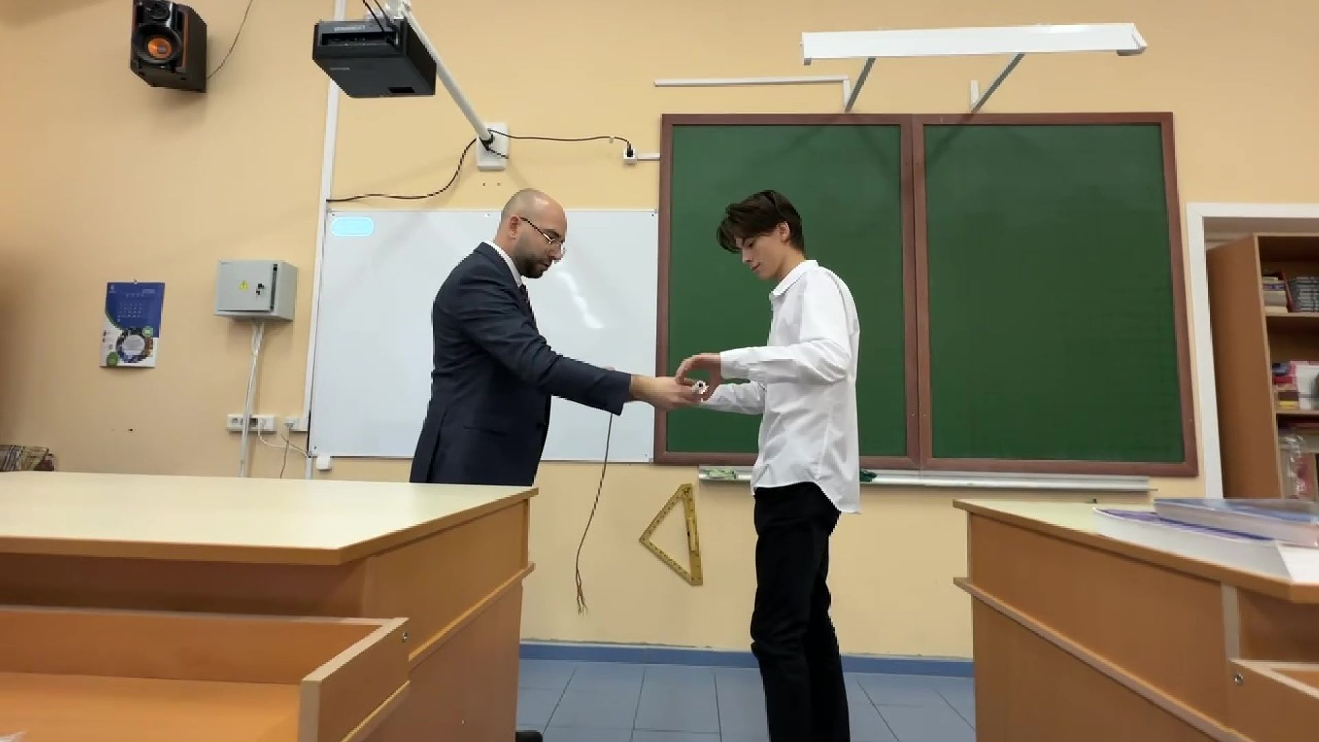 Реутов, учитель года, Юрий Уробушкин, физика, премия, физика на английском,