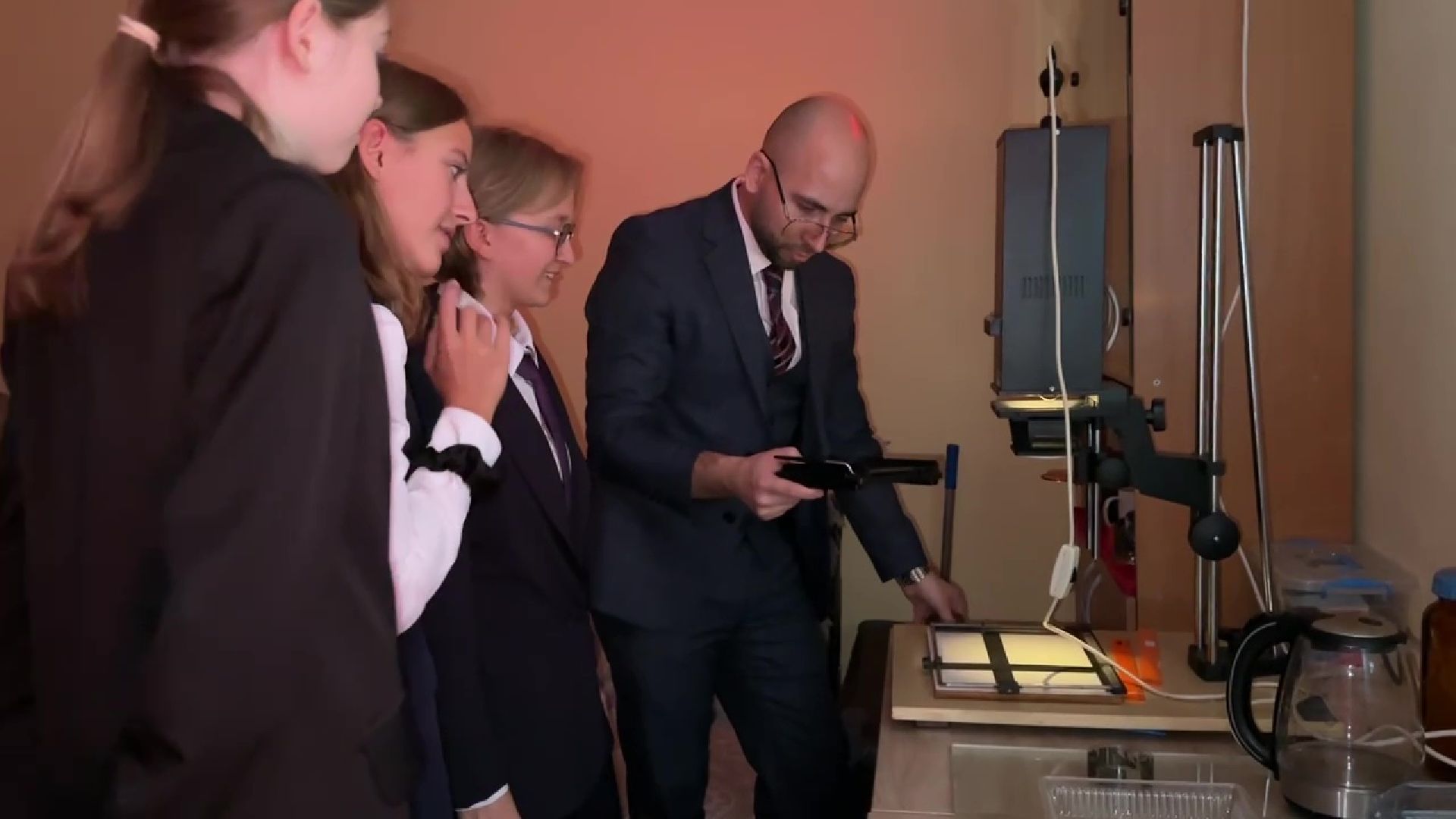 Реутов, учитель года, Юрий Уробушкин, физика, премия, физика на английском,