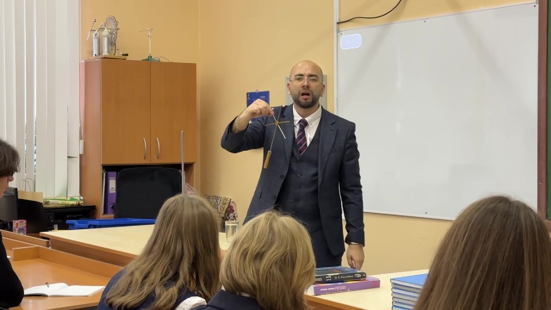 Реутов, учитель года, Юрий Уробушкин, физика, премия, физика на английском,