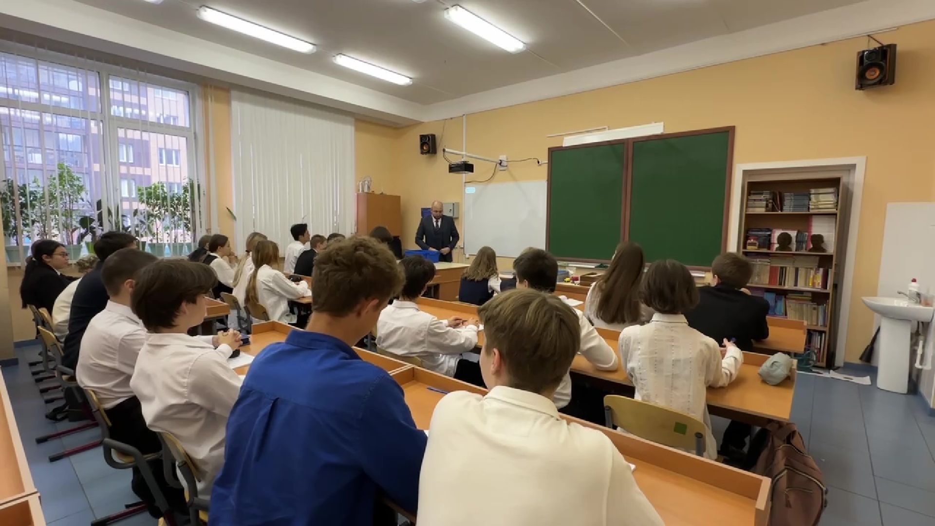 Реутов, учитель года, Юрий Уробушкин, физика, премия, физика на английском,