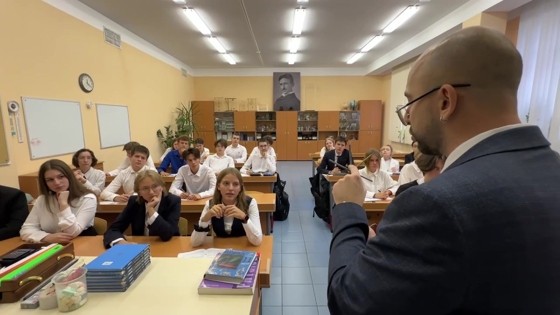 Реутов, учитель года, Юрий Уробушкин, физика, премия, физика на английском,