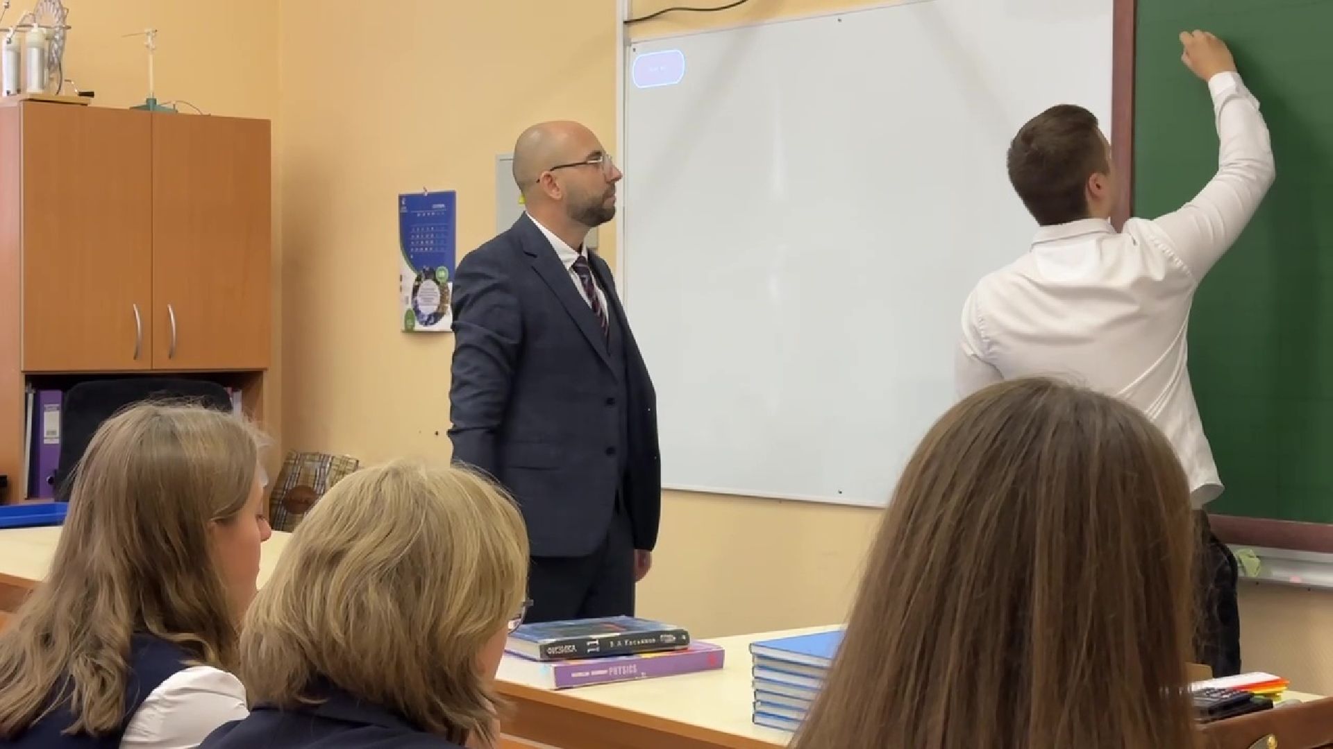 Реутов, учитель года, Юрий Уробушкин, физика, премия, физика на английском,