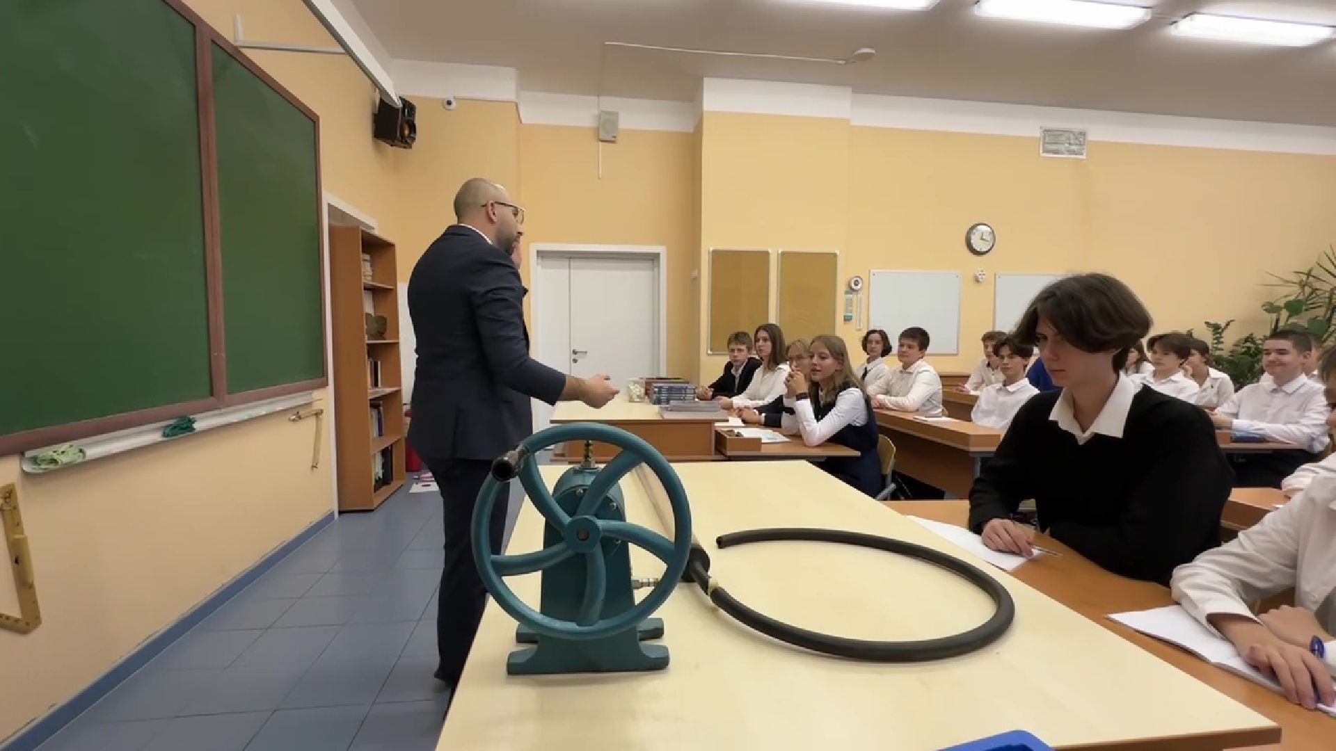 Реутов, учитель года, Юрий Уробушкин, физика, премия, физика на английском,