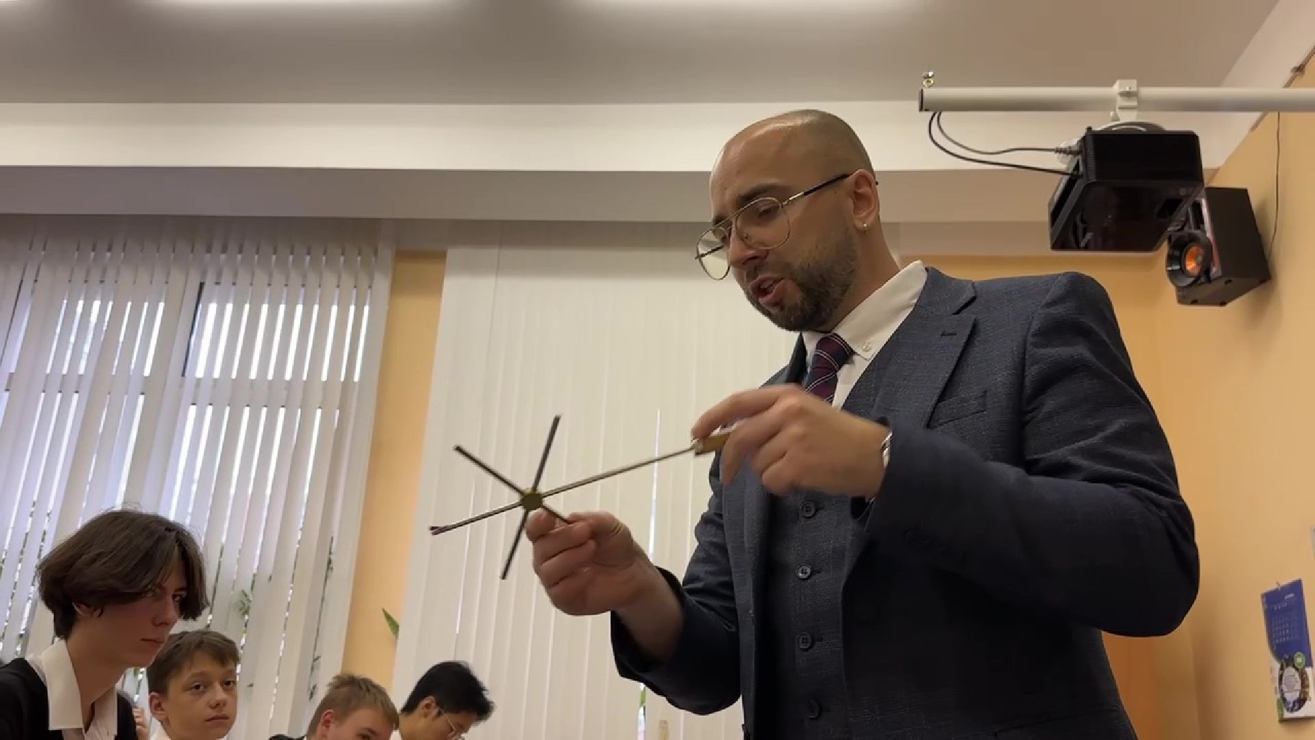 Реутов, учитель года, Юрий Уробушкин, физика, премия, физика на английском,