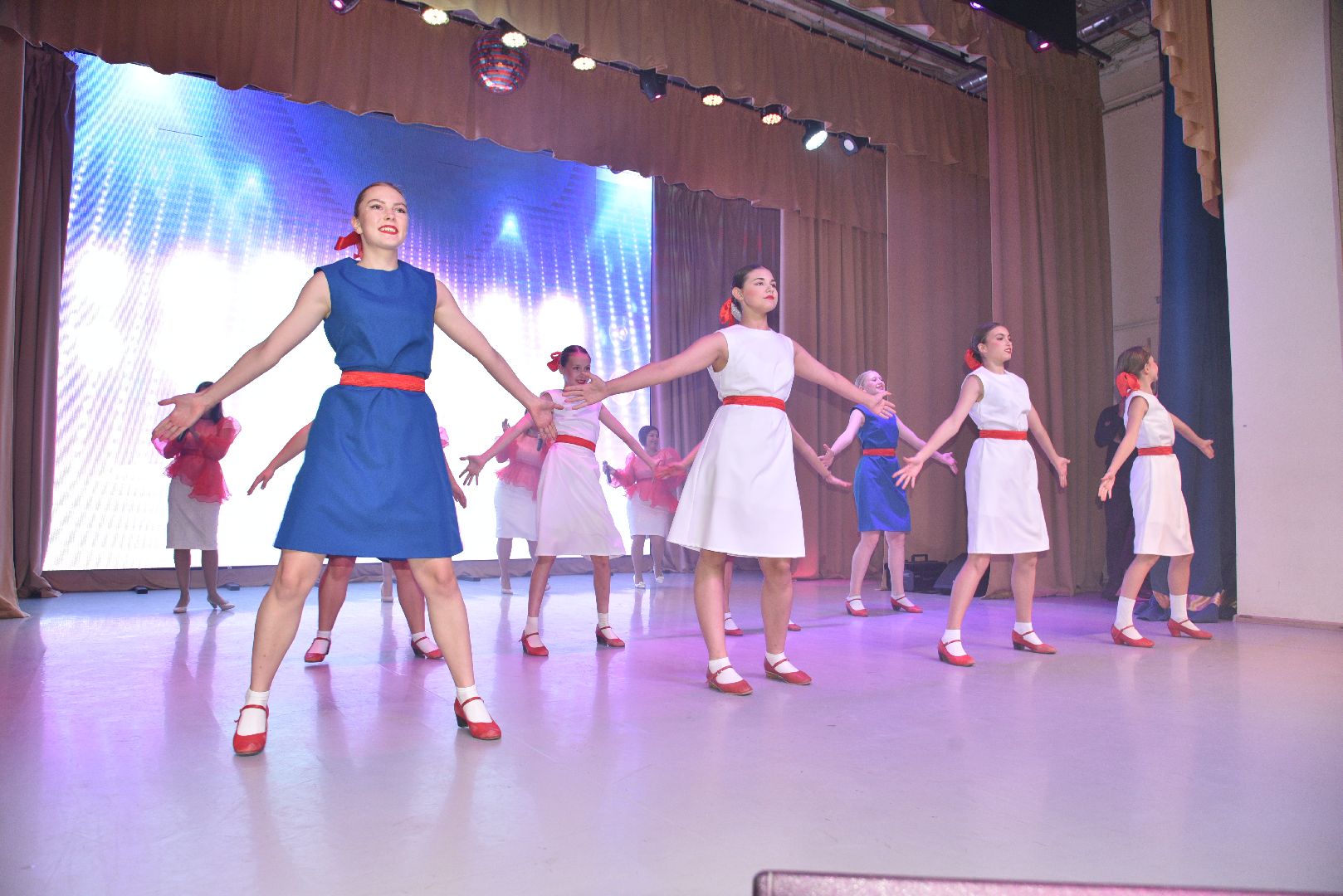 лотошино, лотошинский цдк, образование, день учителя, праздник,