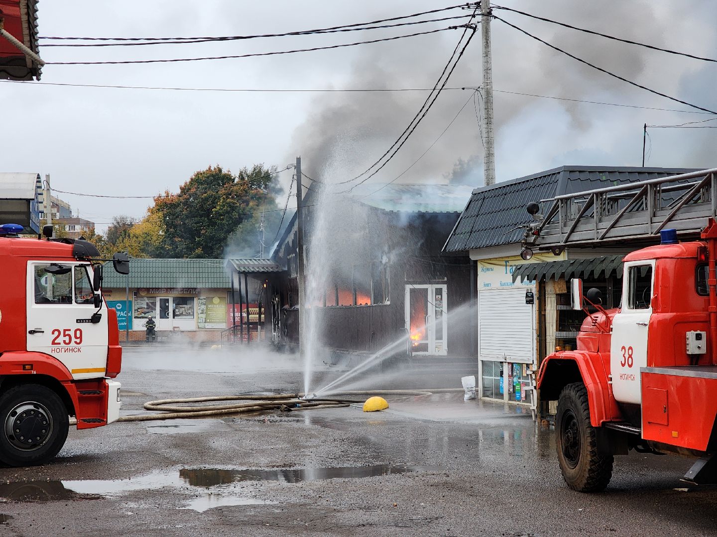 ногинск, жители, общество, пожар, тушение пожара, глуховский рынок, загорелся рынок, мчс, пожарные, чп,
