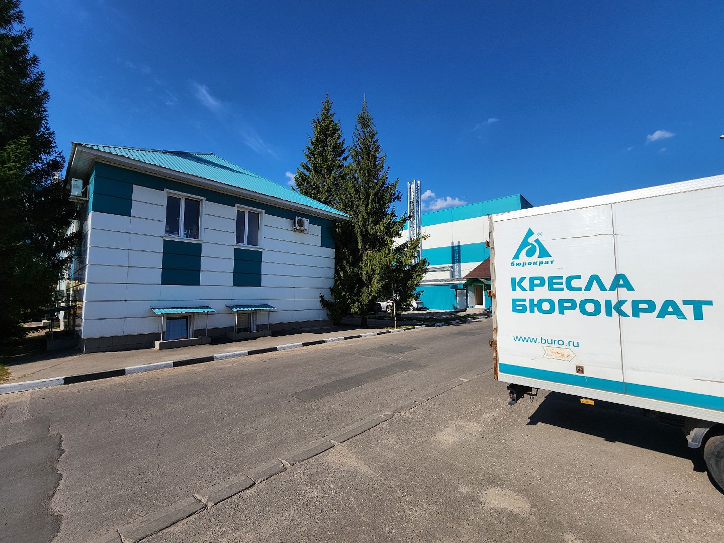 Чехов, мебельная фабрика Бюрократ, расширение производства, новый швейный цех, чехлы для кресел, новые рабочие места, производство мебели,