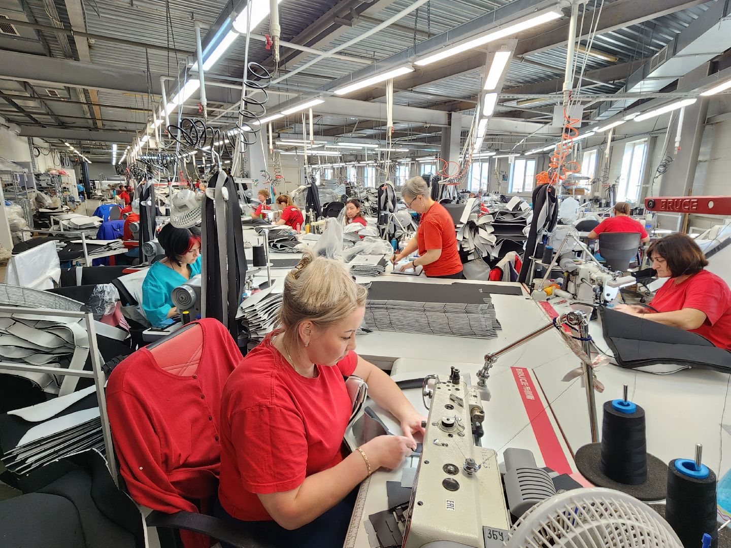 Чехов, мебельная фабрика Бюрократ, расширение производства, новый швейный цех, чехлы для кресел, новые рабочие места, производство мебели,