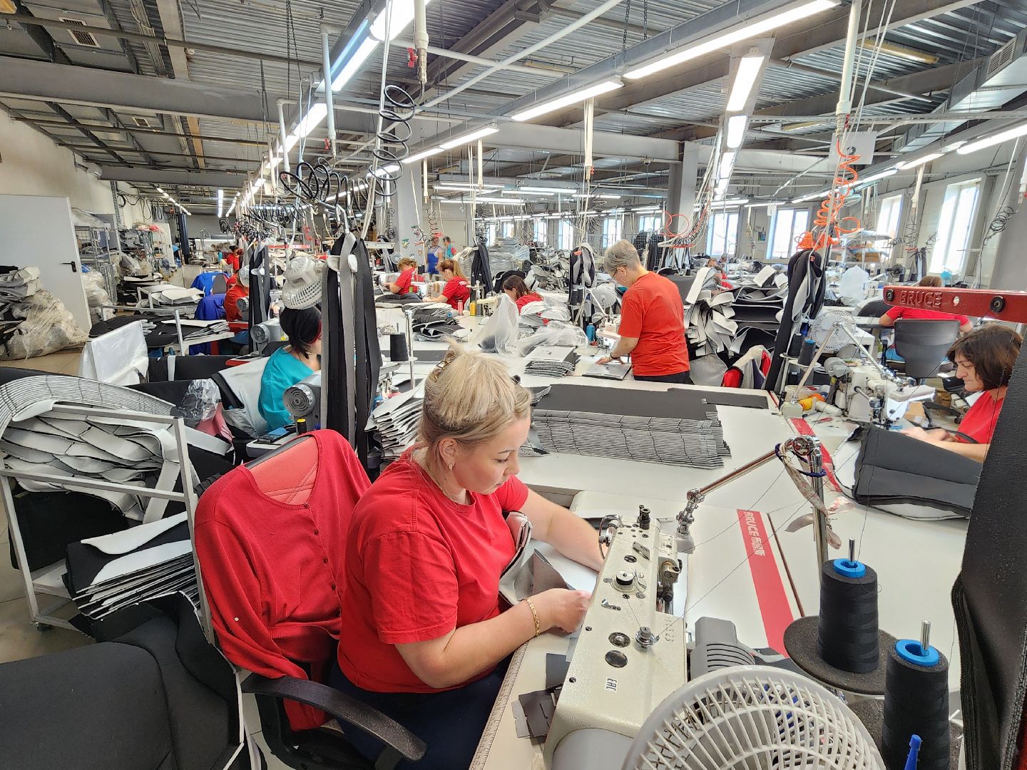 Чехов, мебельная фабрика Бюрократ, расширение производства, новый швейный цех, чехлы для кресел, новые рабочие места, производство мебели,