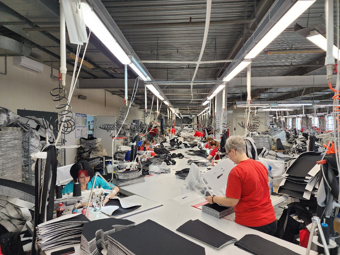 Чехов, мебельная фабрика Бюрократ, расширение производства, новый швейный цех, чехлы для кресел, новые рабочие места, производство мебели,