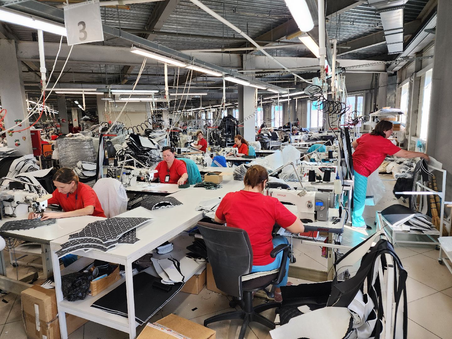 Чехов, мебельная фабрика Бюрократ, расширение производства, новый швейный цех, чехлы для кресел, новые рабочие места, производство мебели,