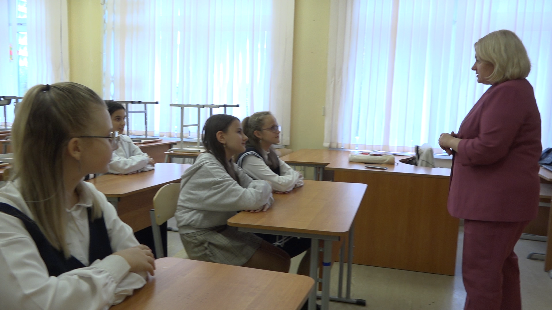 школа Перспектива, школа Попова, Власиха Перспектива, День учителя Власиха, учитель русского языка и литературы,