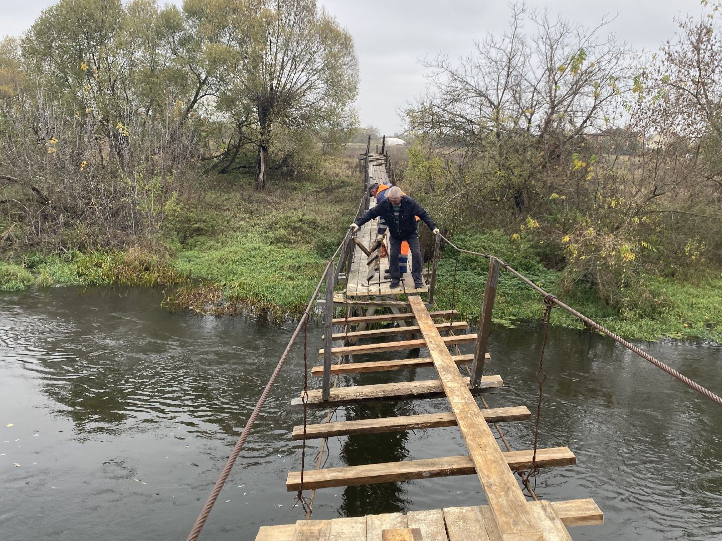 Ремонт, Навесной мост, Доски, Река, Деревня,