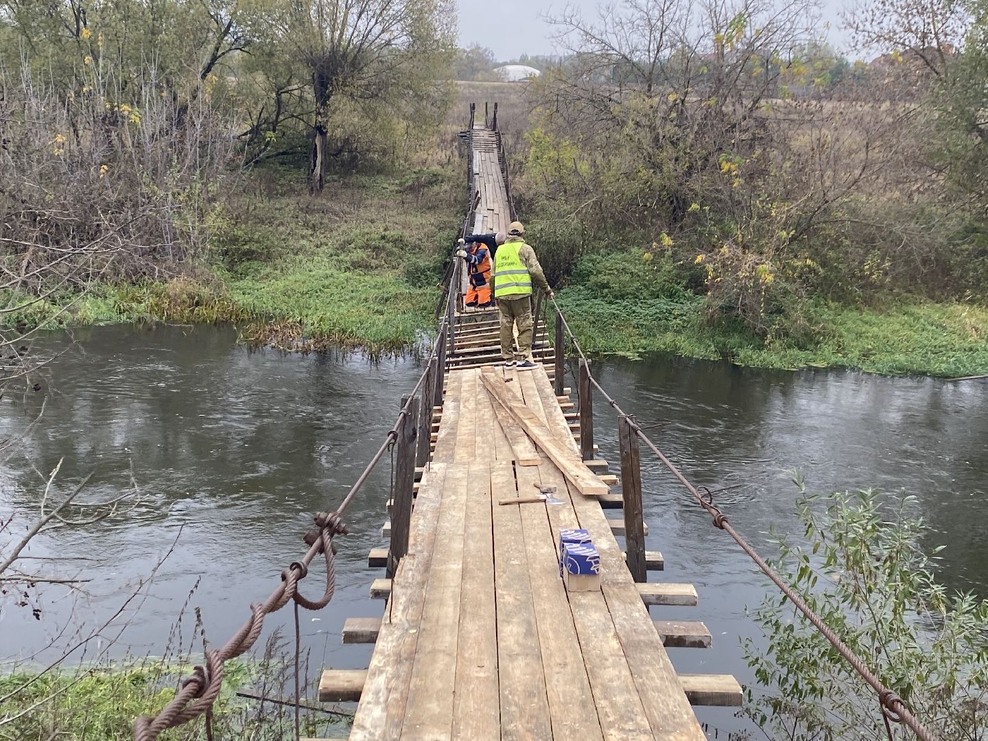 Ремонт, Навесной мост, Доски, Река, Деревня,