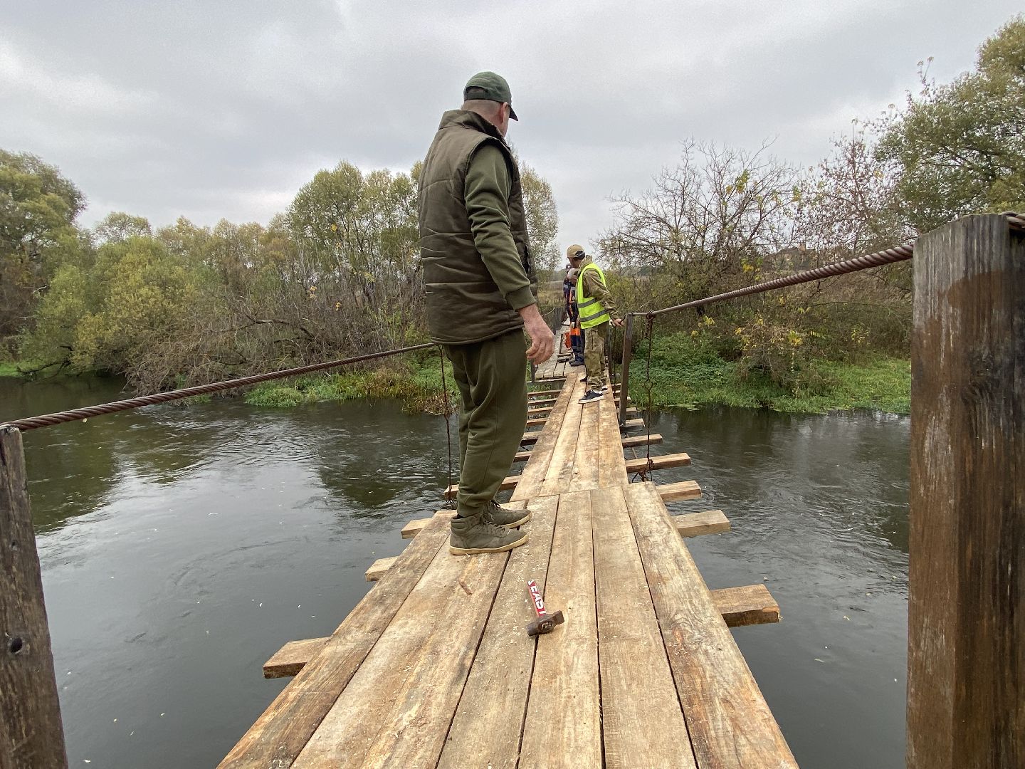 Ремонт, Навесной мост, Доски, Река, Деревня,