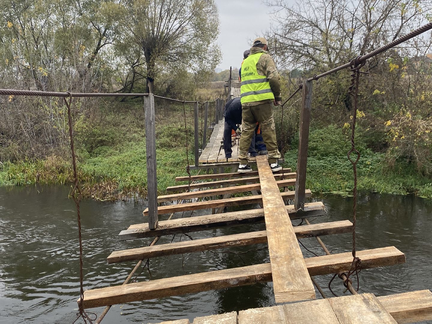 Ремонт, Навесной мост, Доски, Река, Деревня,