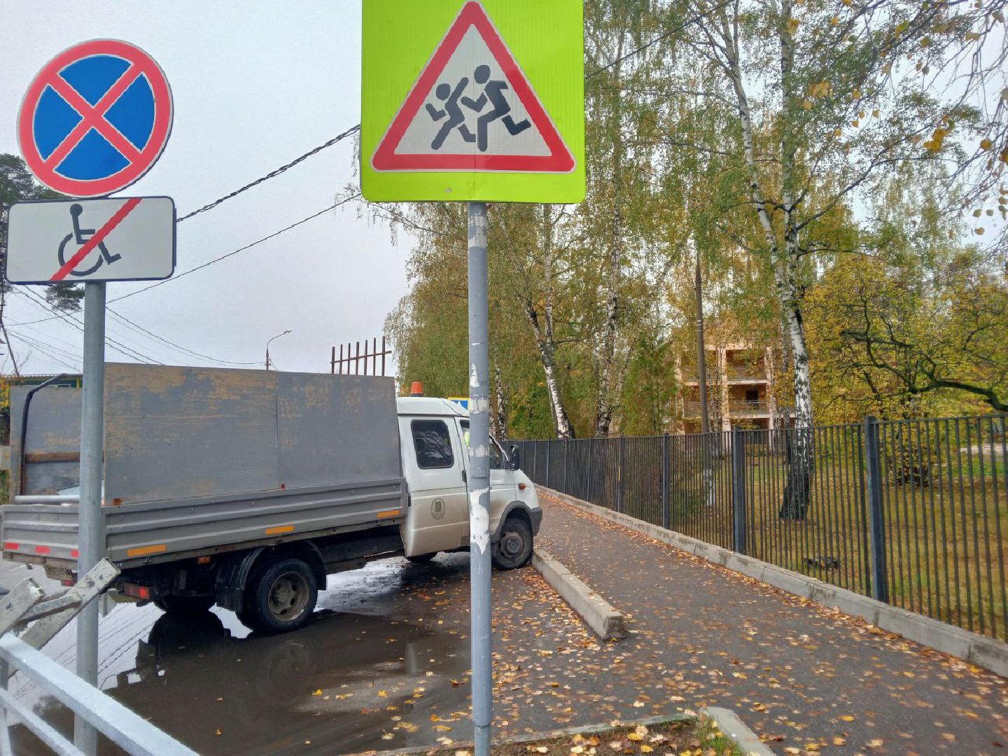 дорожные знаки, дорожные знаки во дворах, лежачие полицейские, благоустройство, дороги, пушкино, безопасность дорожного движения,
