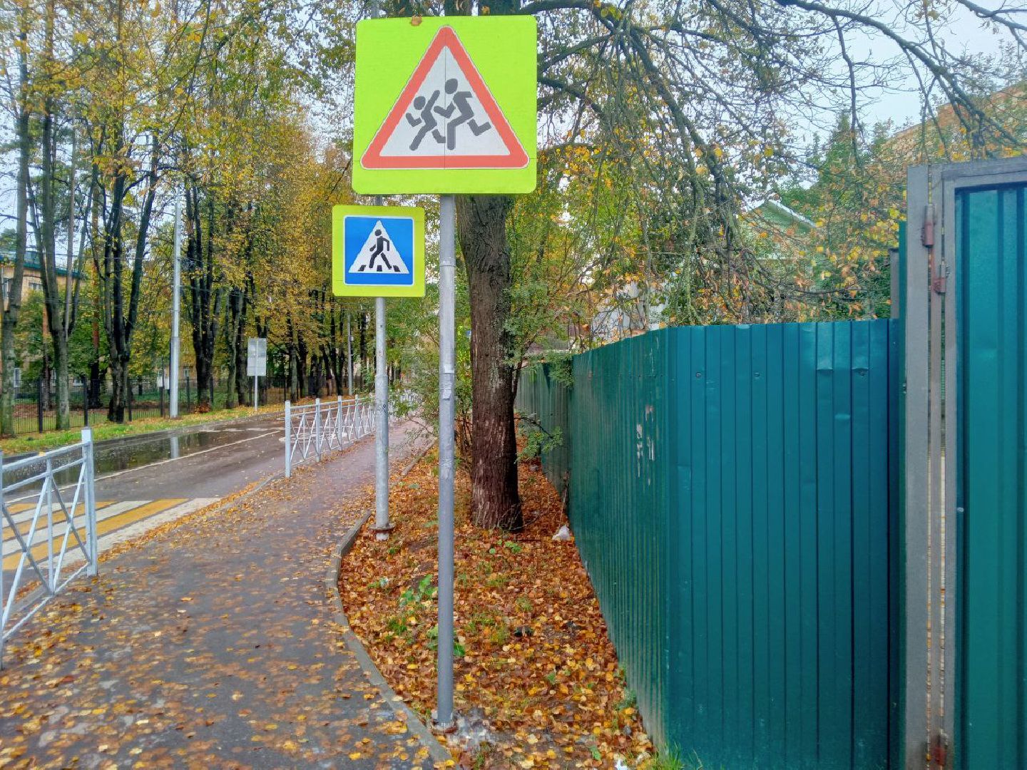 дорожные знаки, дорожные знаки во дворах, лежачие полицейские, благоустройство, дороги, пушкино, безопасность дорожного движения,