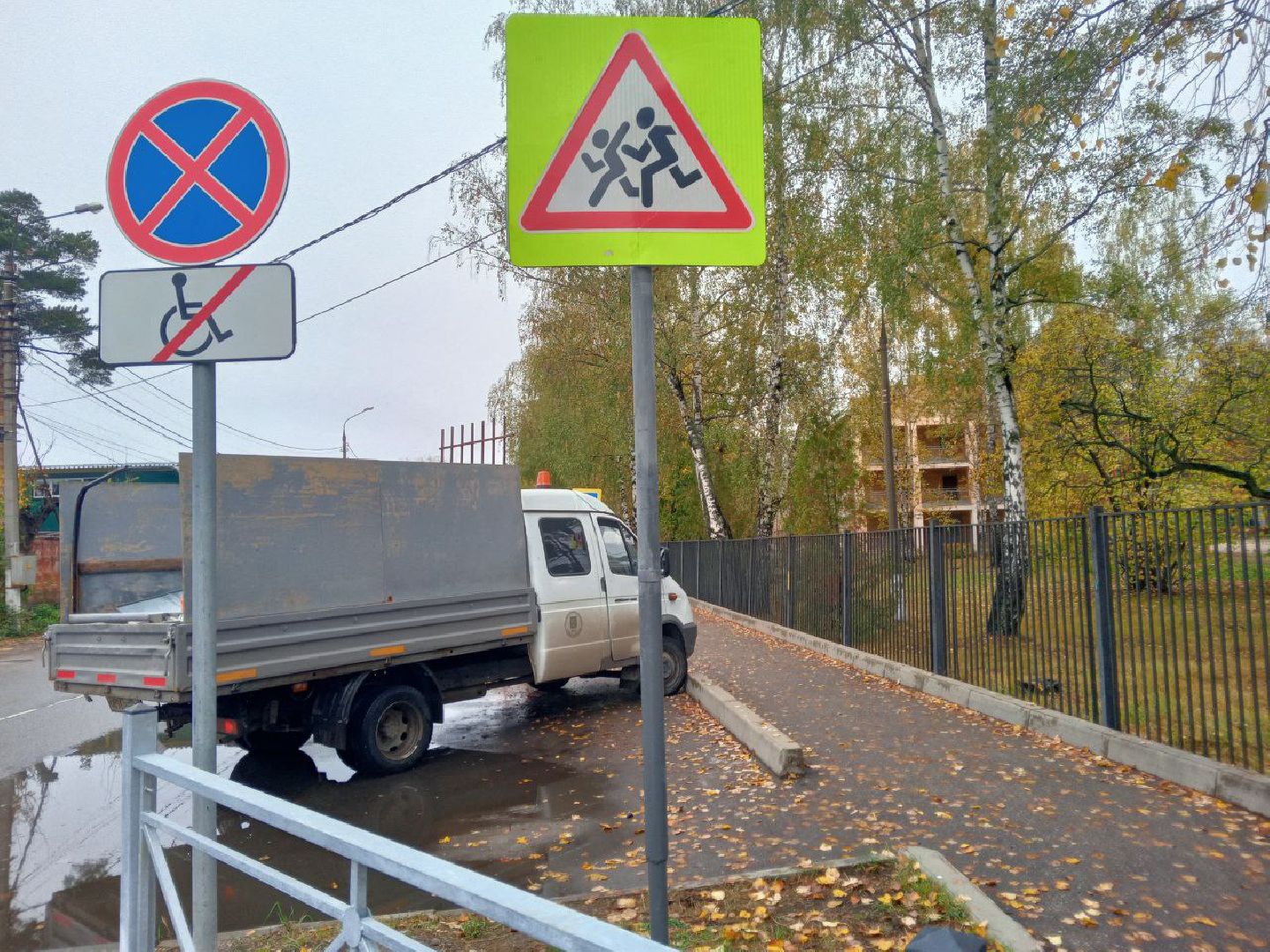 дорожные знаки, дорожные знаки во дворах, лежачие полицейские, благоустройство, дороги, пушкино, безопасность дорожного движения,