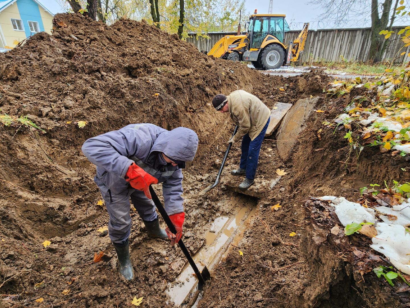 Чехов, улица 8 Марта, ремонт теплосети, замена трубы отопления, подача тепла, теплоснабжение, МП ЖКХ Чеховского района, глава округа михаил собакин,