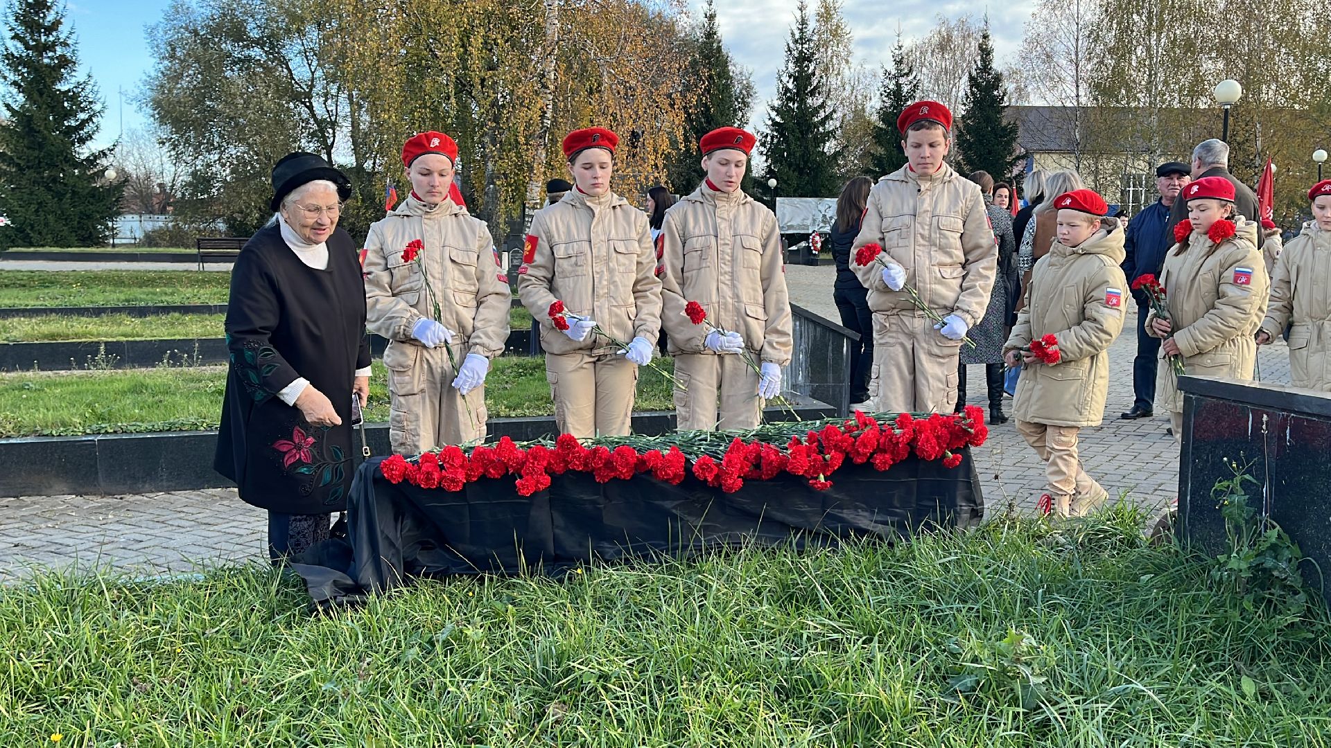 волоколамск, траурный митинг, братское захоронение, захоронение останков,