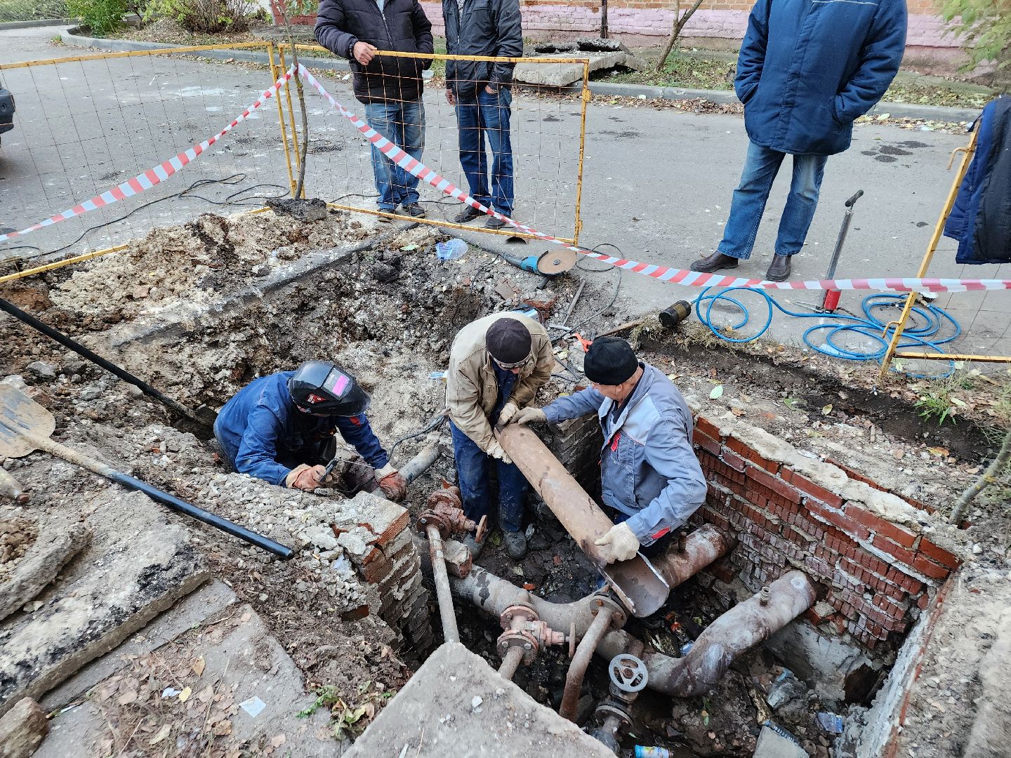 Чехов, улица Полиграфистов, ремонт теплотрассы, устранение утечки теплоносителя, восстановление теплоснабжения, пуск отопления,