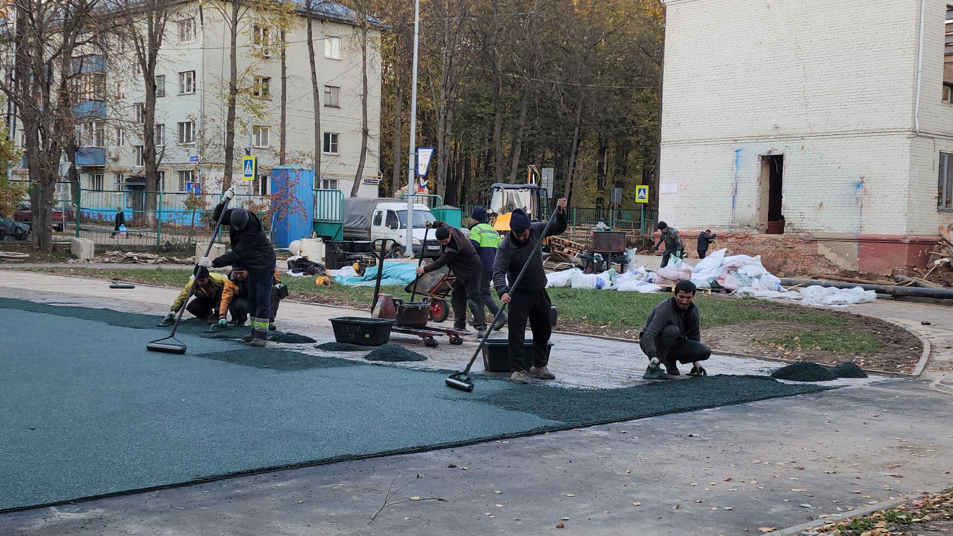 Укладка резинового покрытия, спортивная площадка, Школа, Лобня,