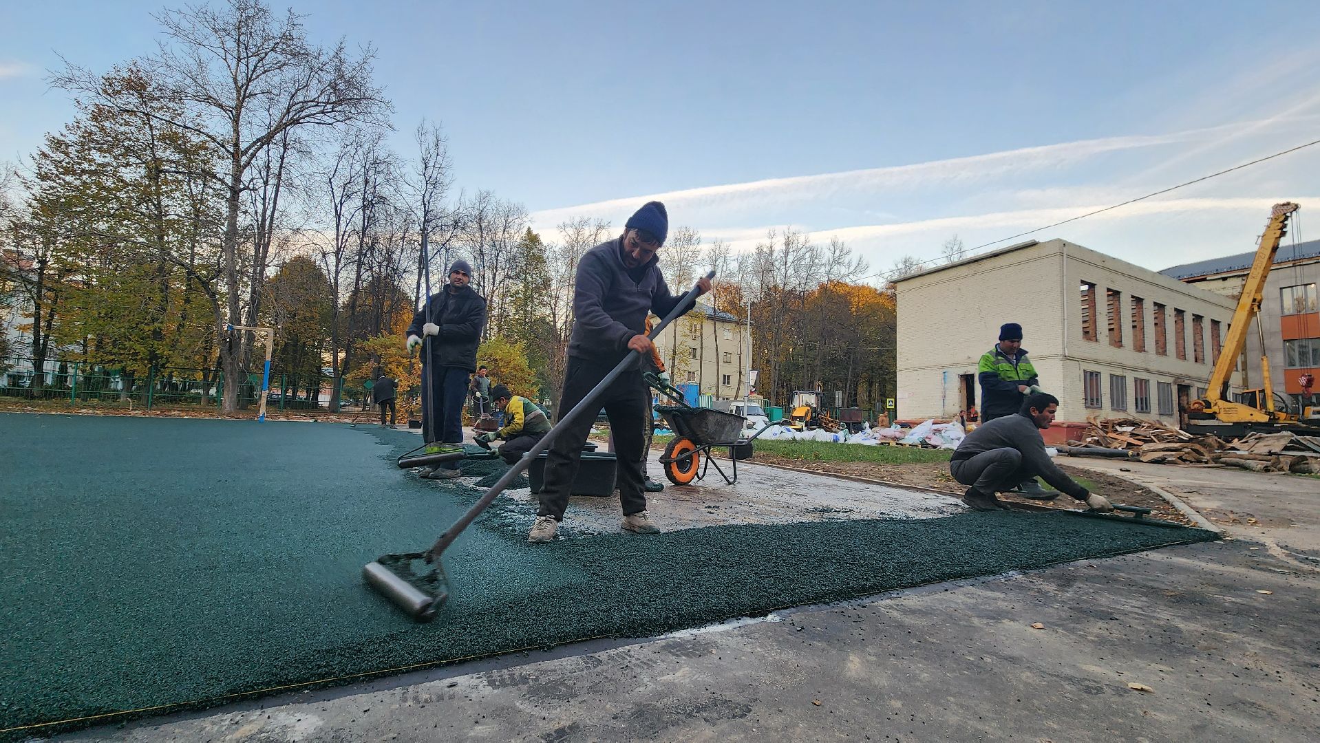 Укладка резинового покрытия, спортивная площадка, Школа, Лобня,