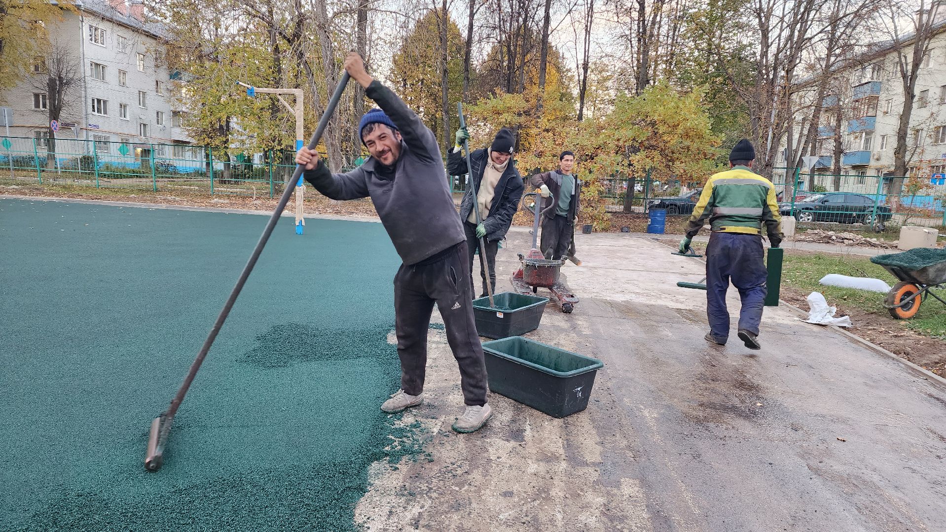 Укладка резинового покрытия, спортивная площадка, Школа, Лобня,
