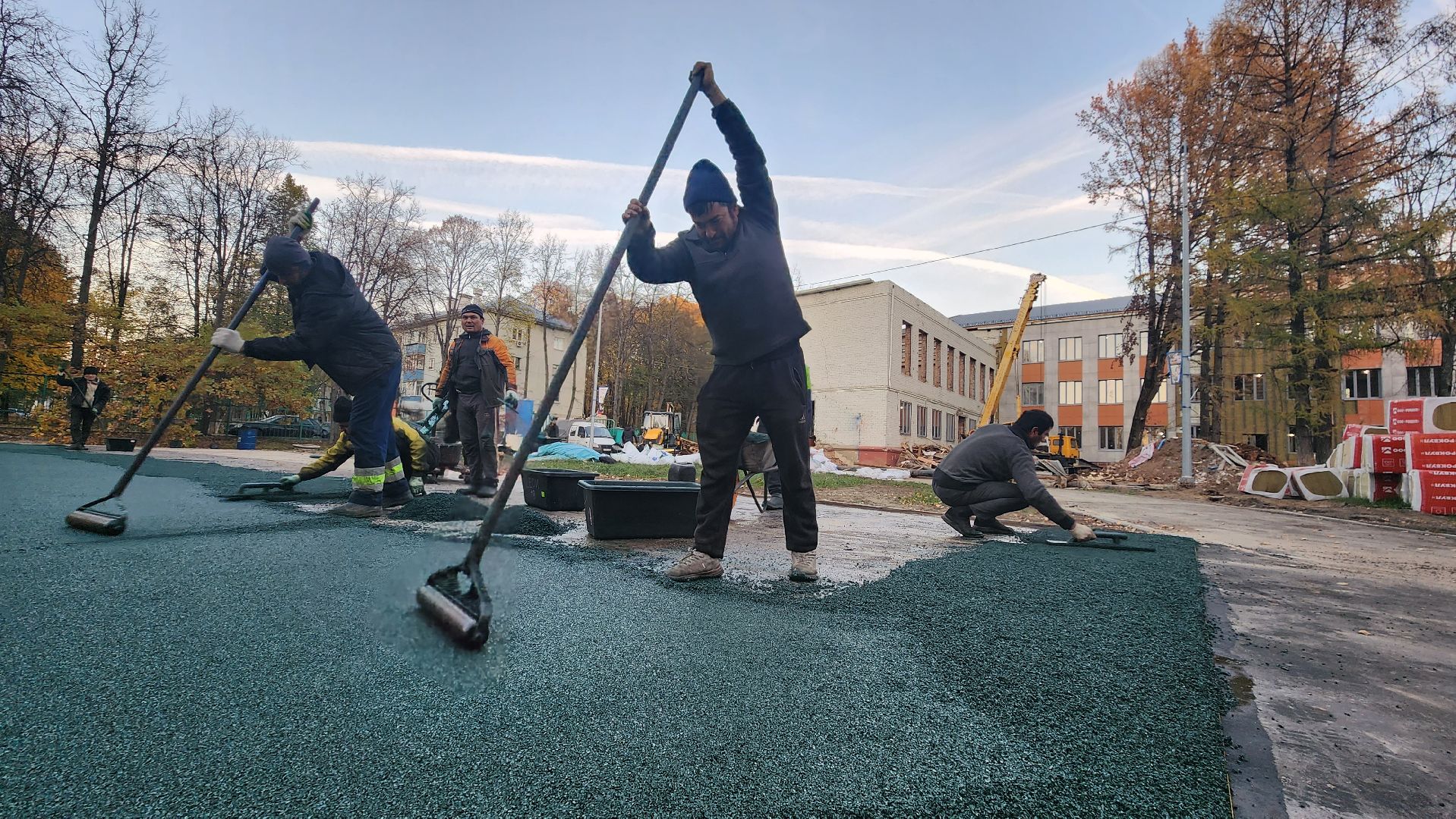 Укладка резинового покрытия, спортивная площадка, Школа, Лобня,
