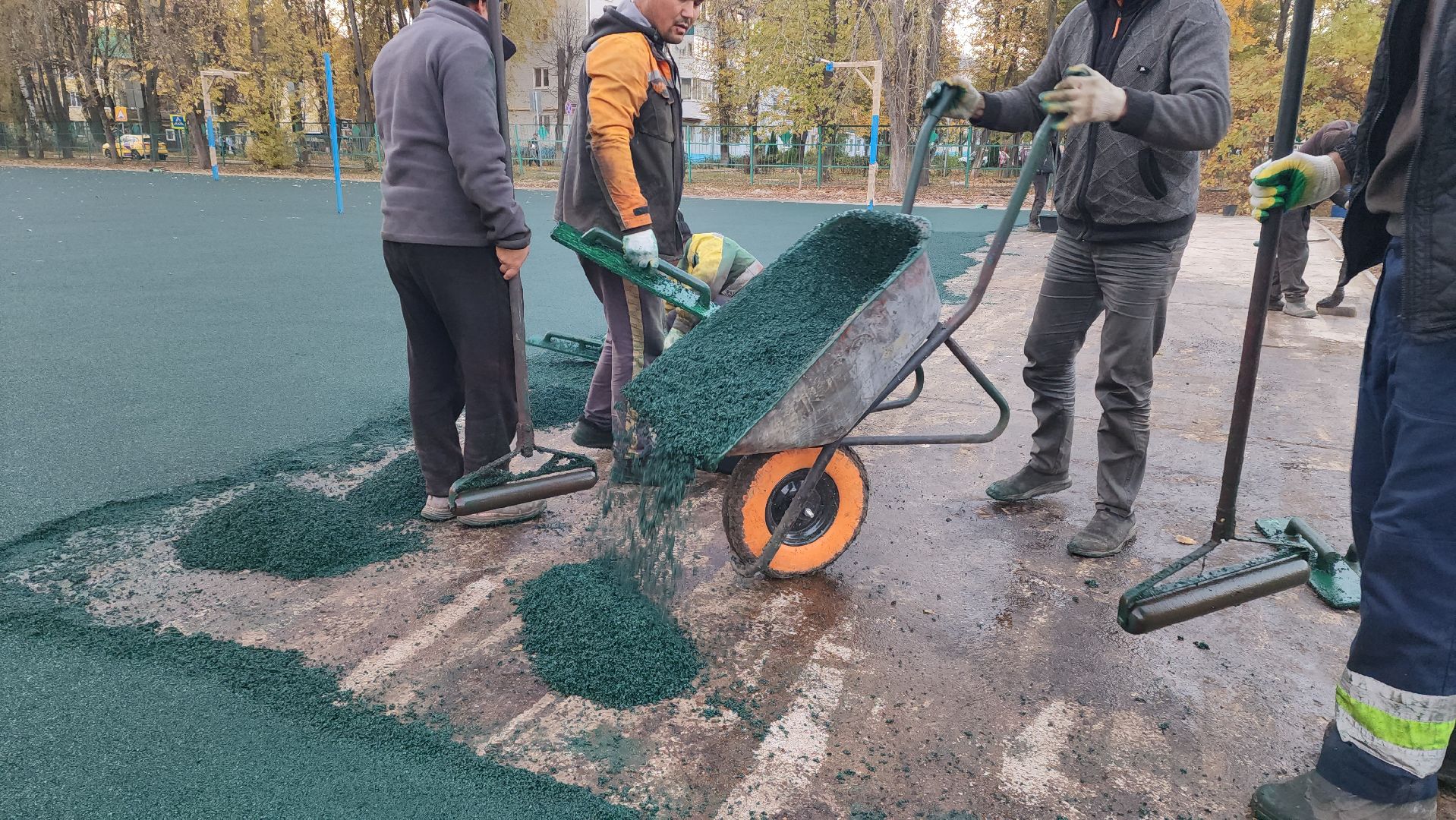 Укладка резинового покрытия, спортивная площадка, Школа, Лобня,