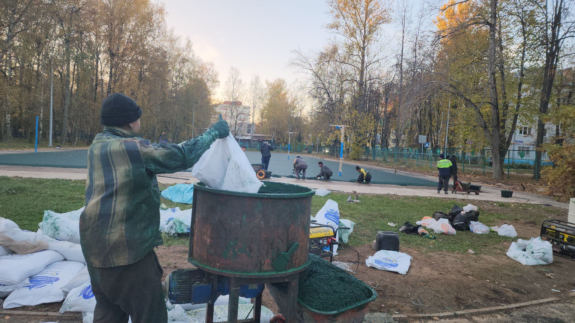 Укладка резинового покрытия, спортивная площадка, Школа, Лобня,