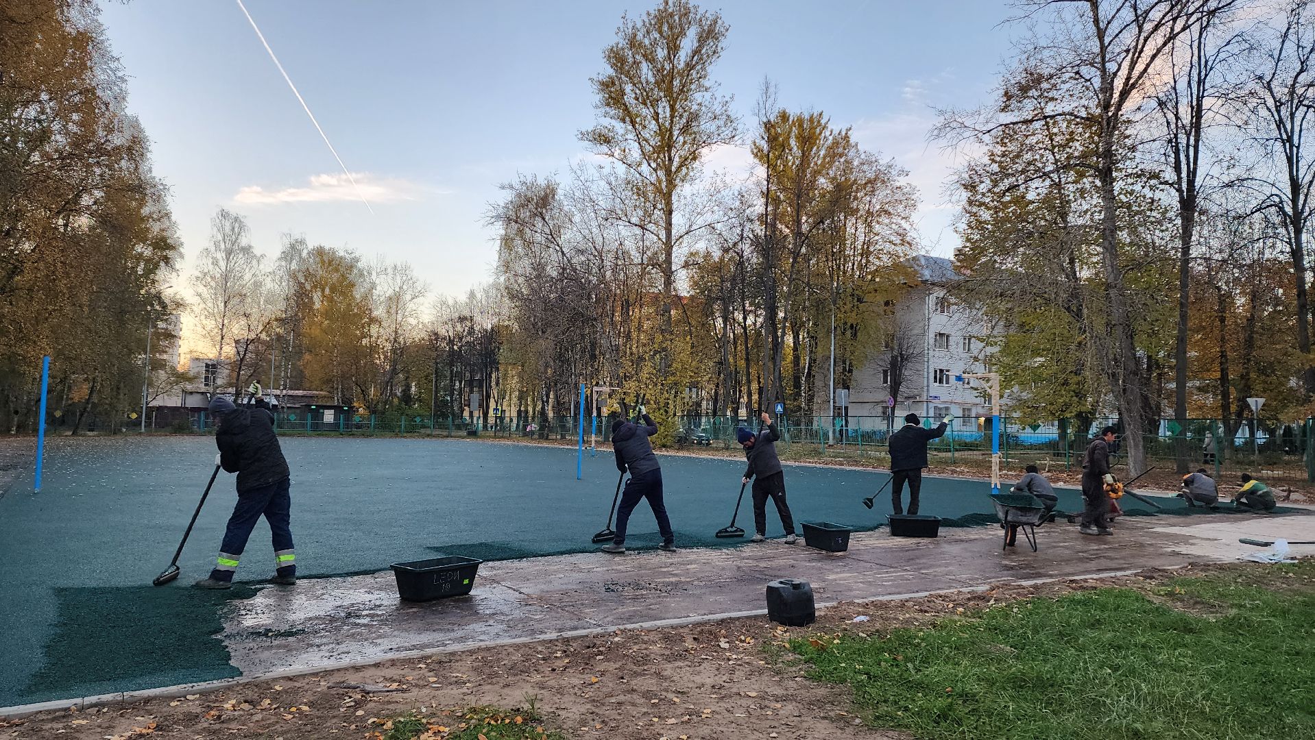 Укладка резинового покрытия, спортивная площадка, Школа, Лобня,