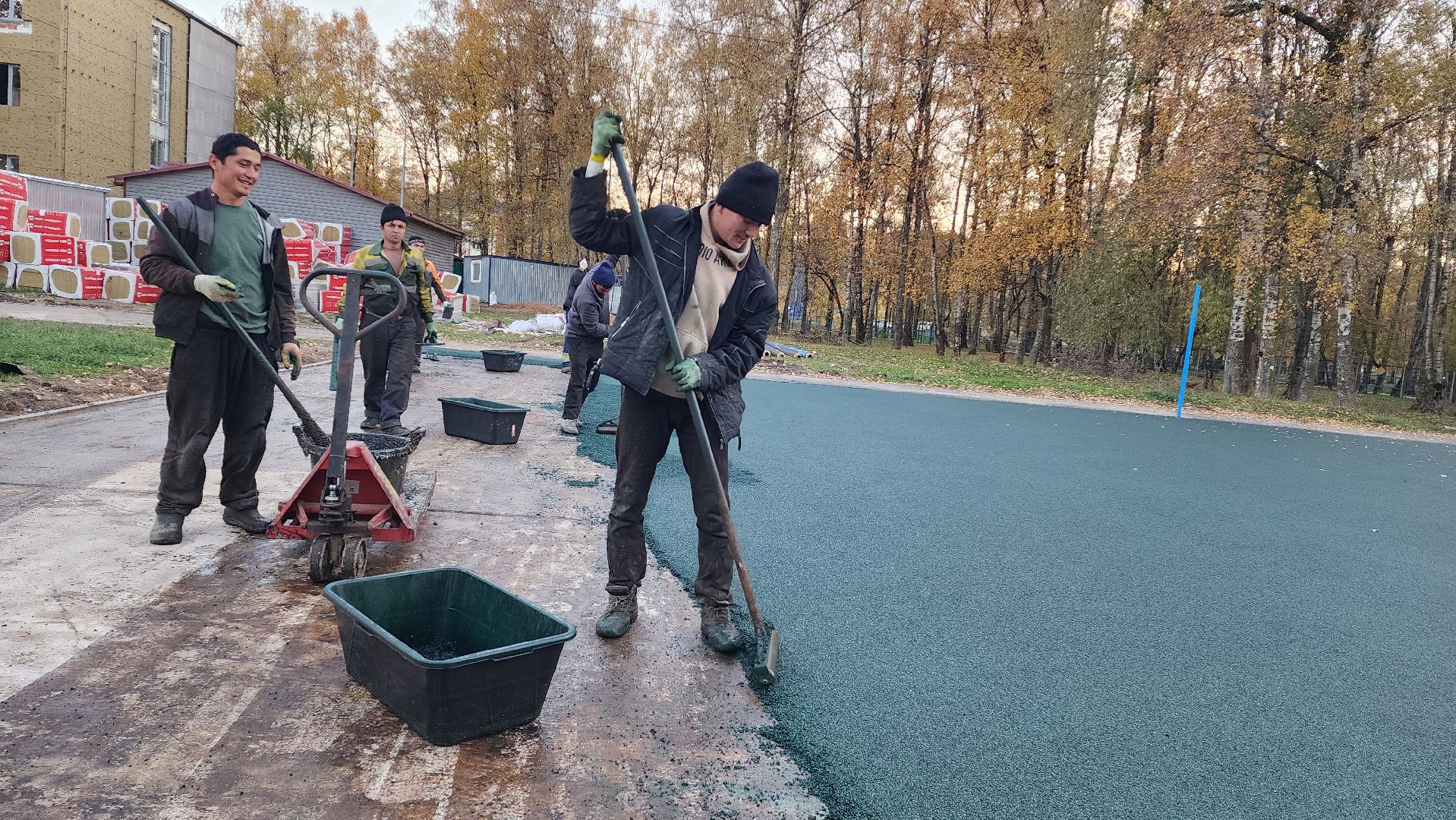 Укладка резинового покрытия, спортивная площадка, Школа, Лобня,