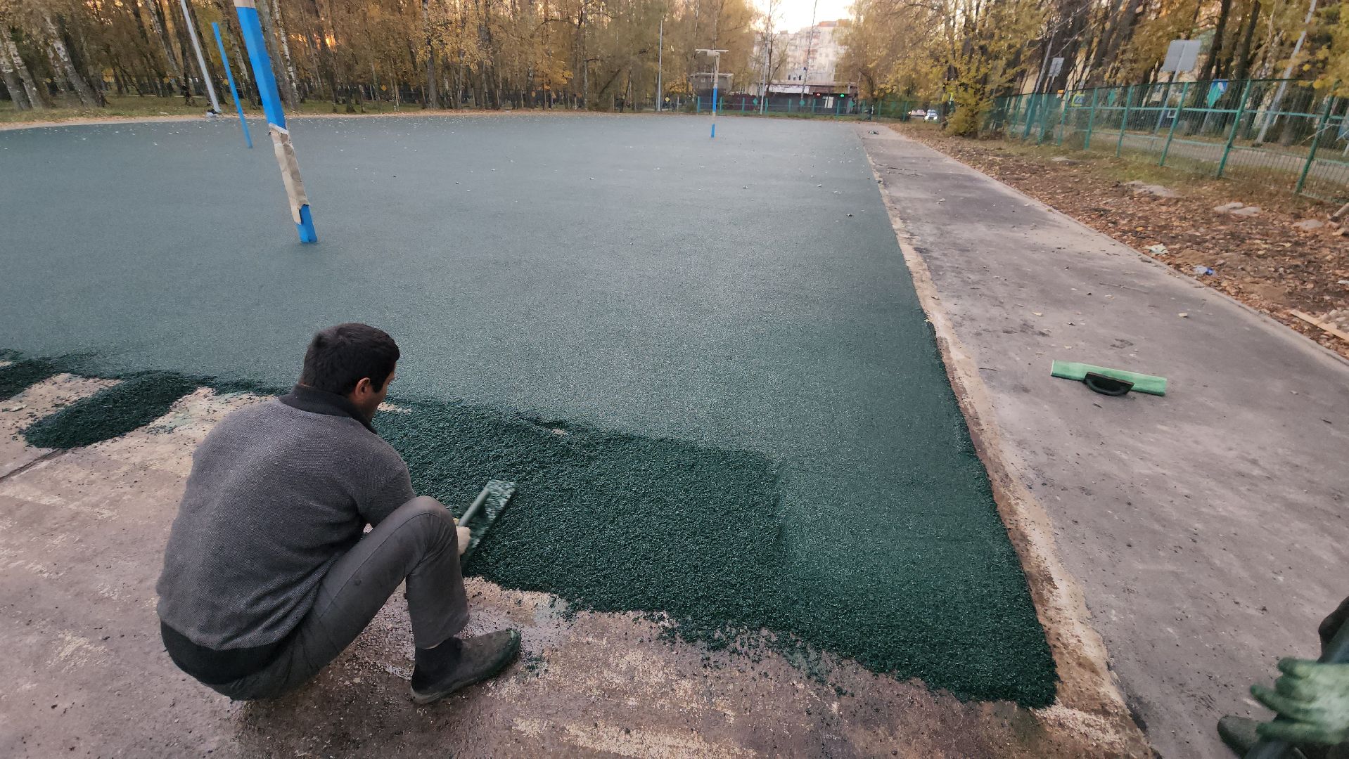 Укладка резинового покрытия, спортивная площадка, Школа, Лобня,