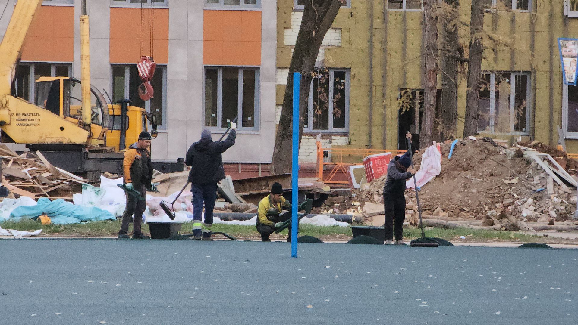 Укладка резинового покрытия, спортивная площадка, Школа, Лобня,