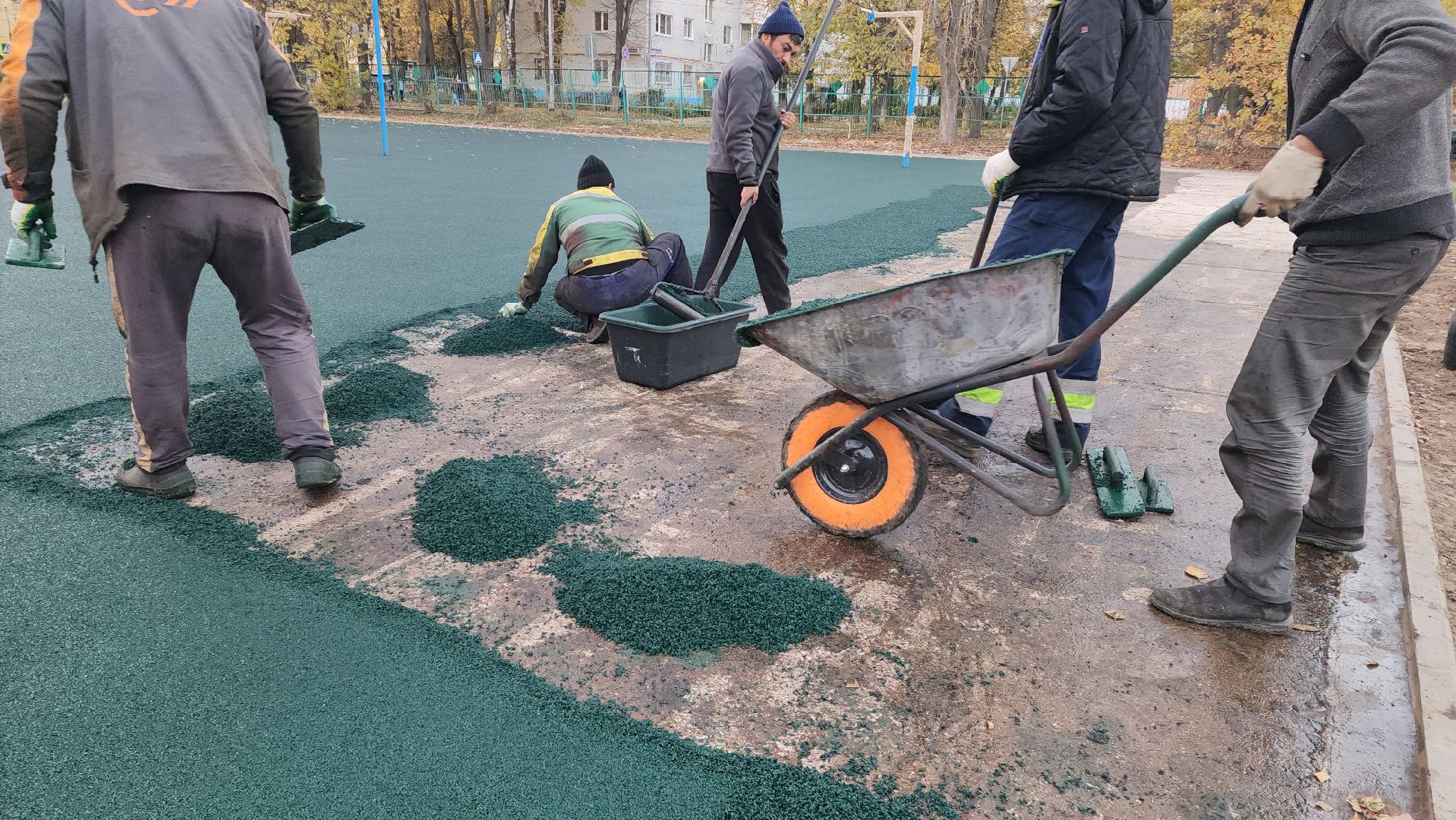 Укладка резинового покрытия, спортивная площадка, Школа, Лобня,