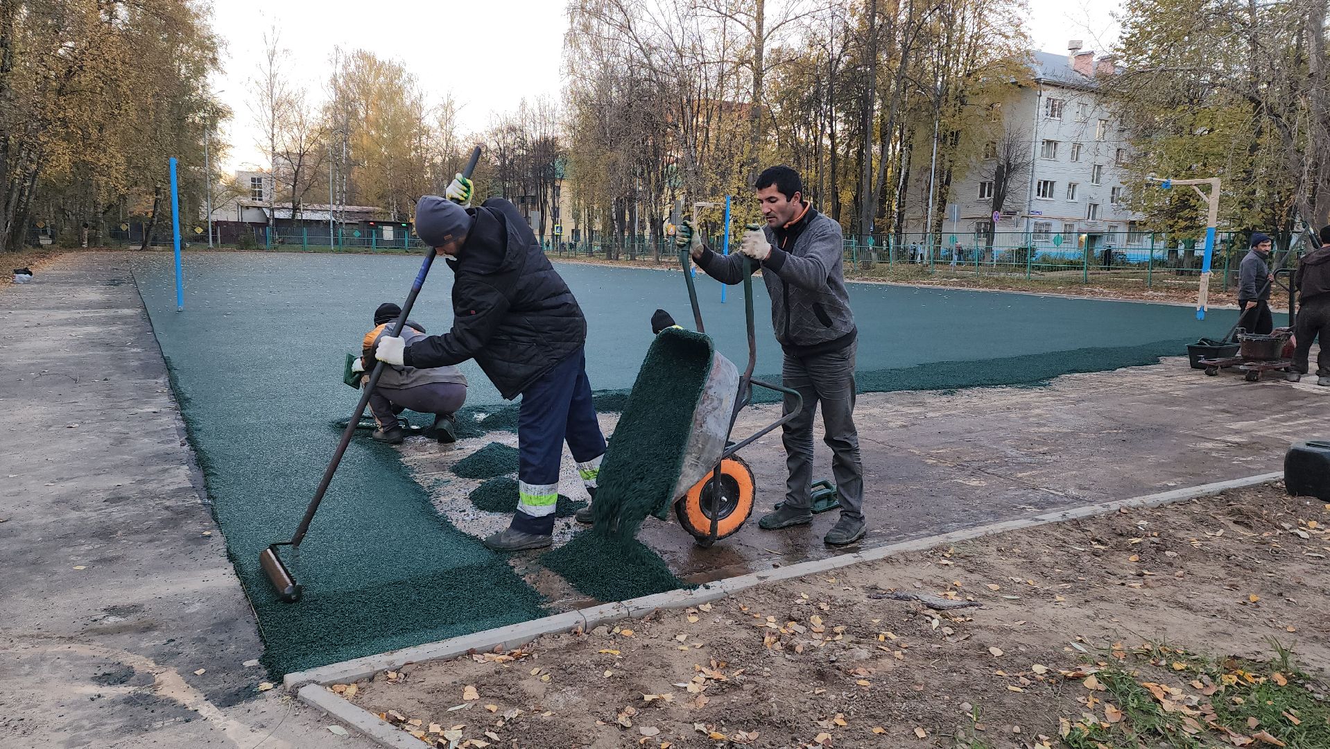 Укладка резинового покрытия, спортивная площадка, Школа, Лобня,