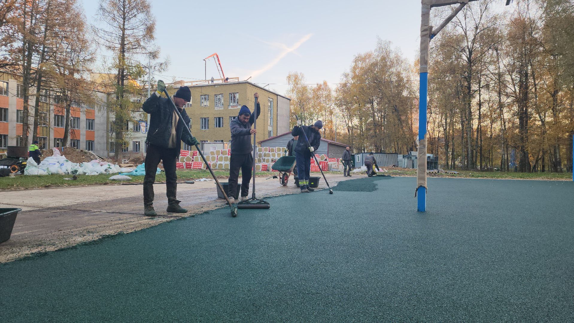 Укладка резинового покрытия, спортивная площадка, Школа, Лобня,