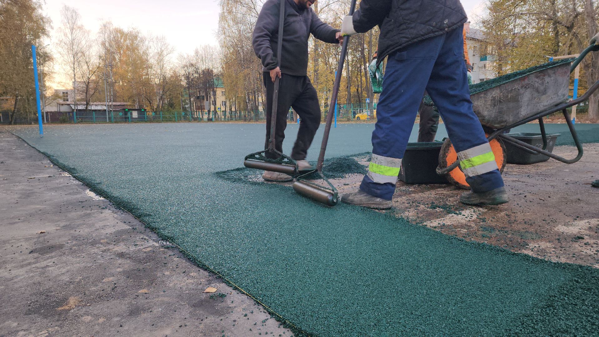 Укладка резинового покрытия, спортивная площадка, Школа, Лобня,