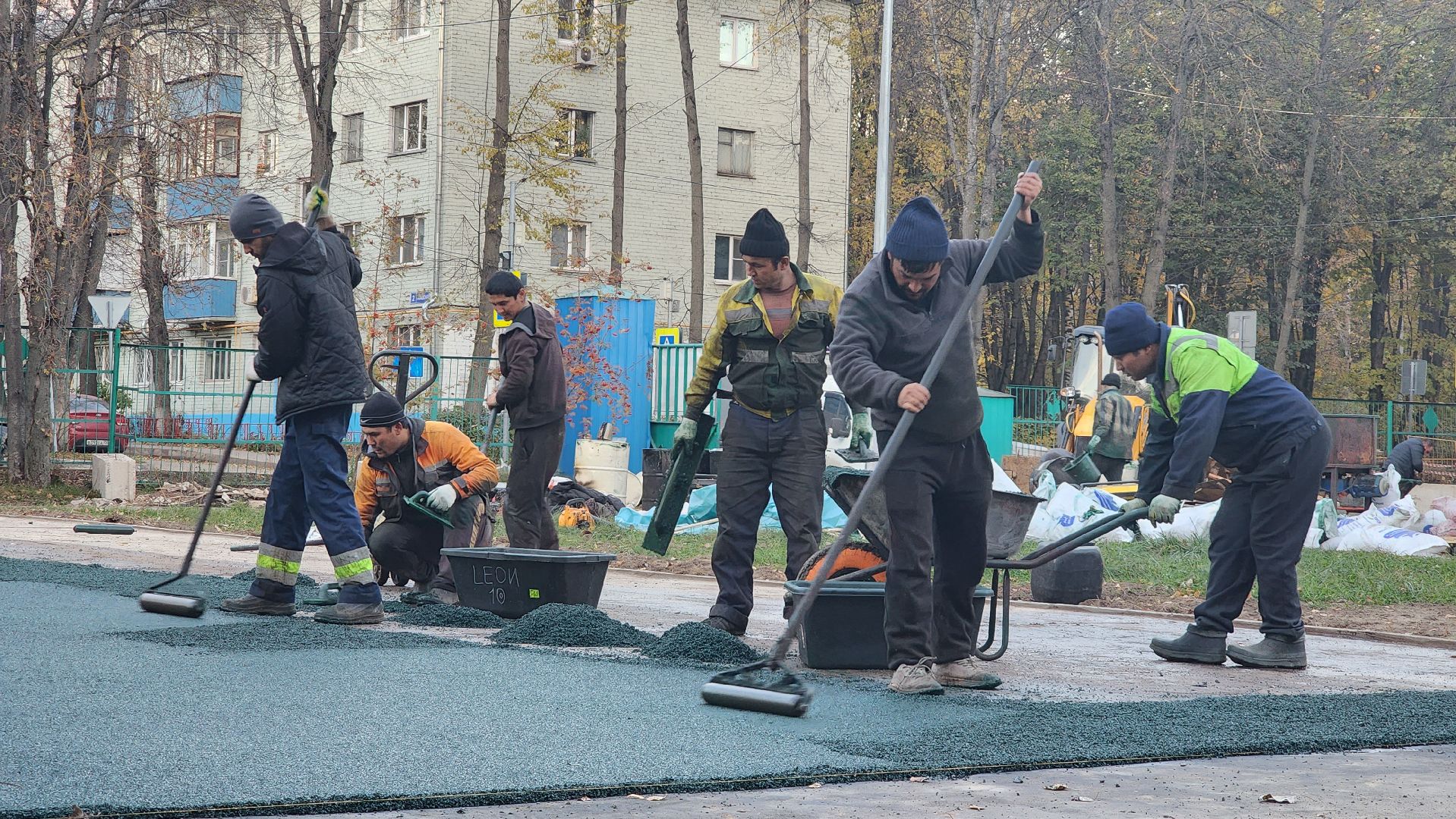 Укладка резинового покрытия, спортивная площадка, Школа, Лобня,