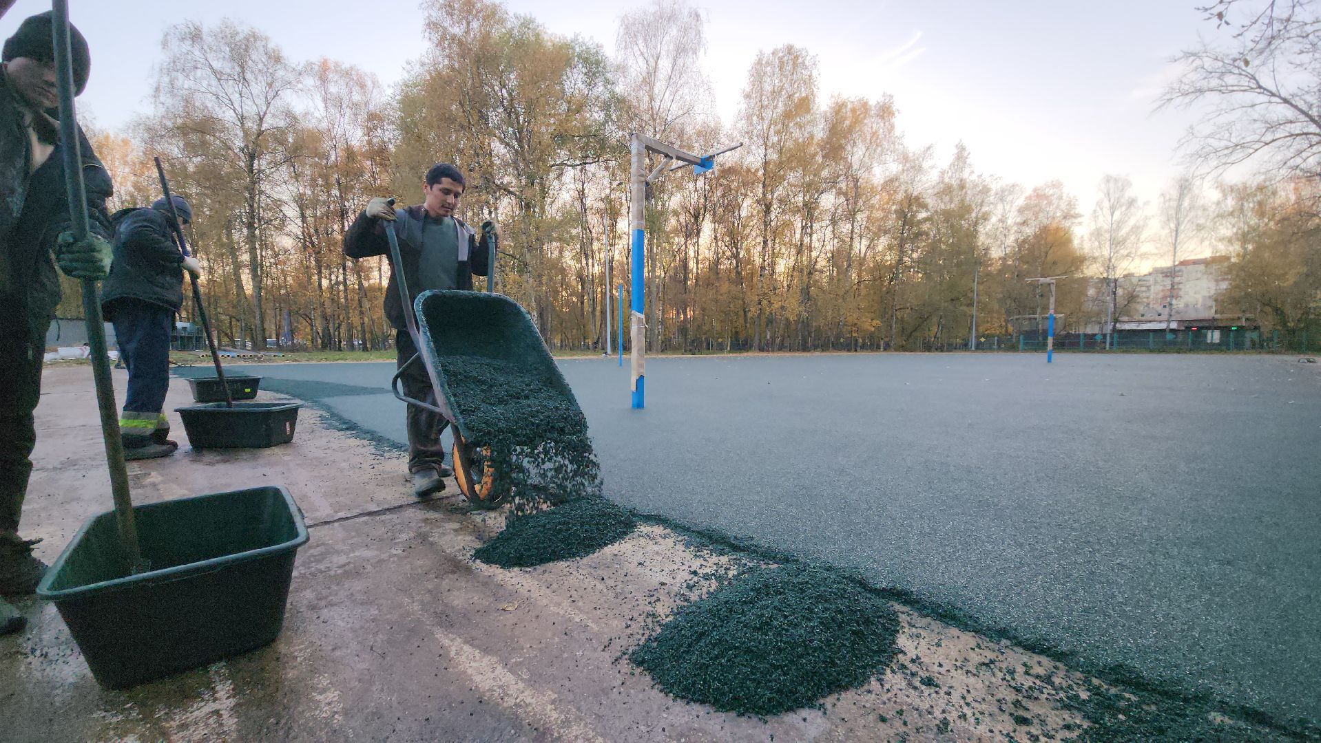 Укладка резинового покрытия, спортивная площадка, Школа, Лобня,
