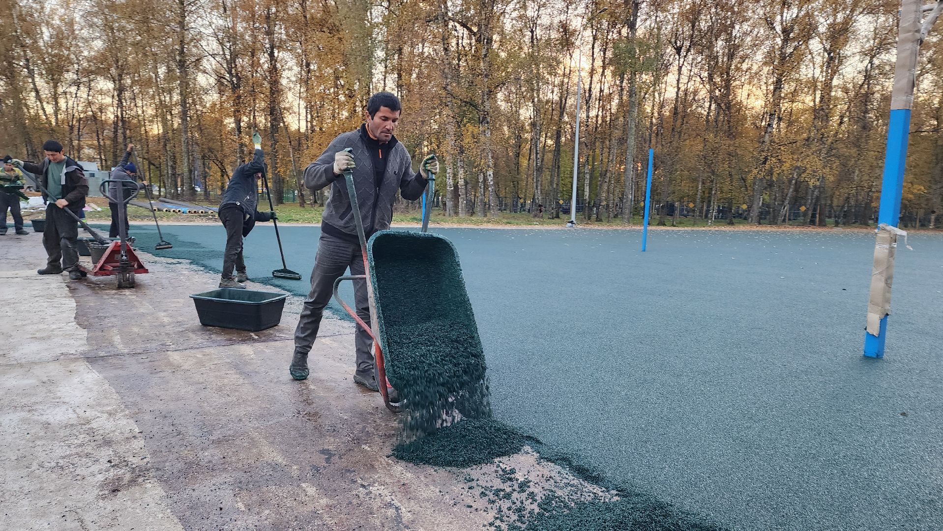 Укладка резинового покрытия, спортивная площадка, Школа, Лобня,