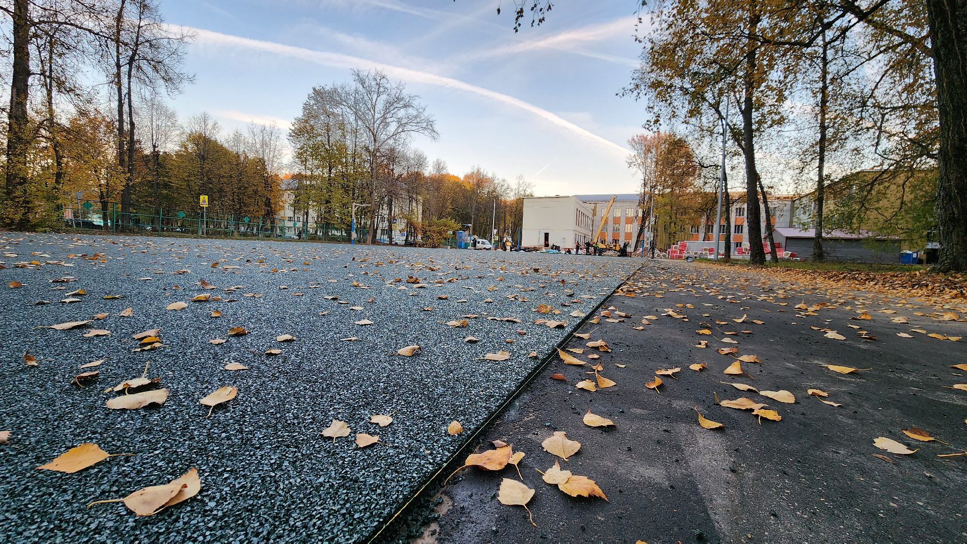 Укладка резинового покрытия, спортивная площадка, Школа, Лобня,