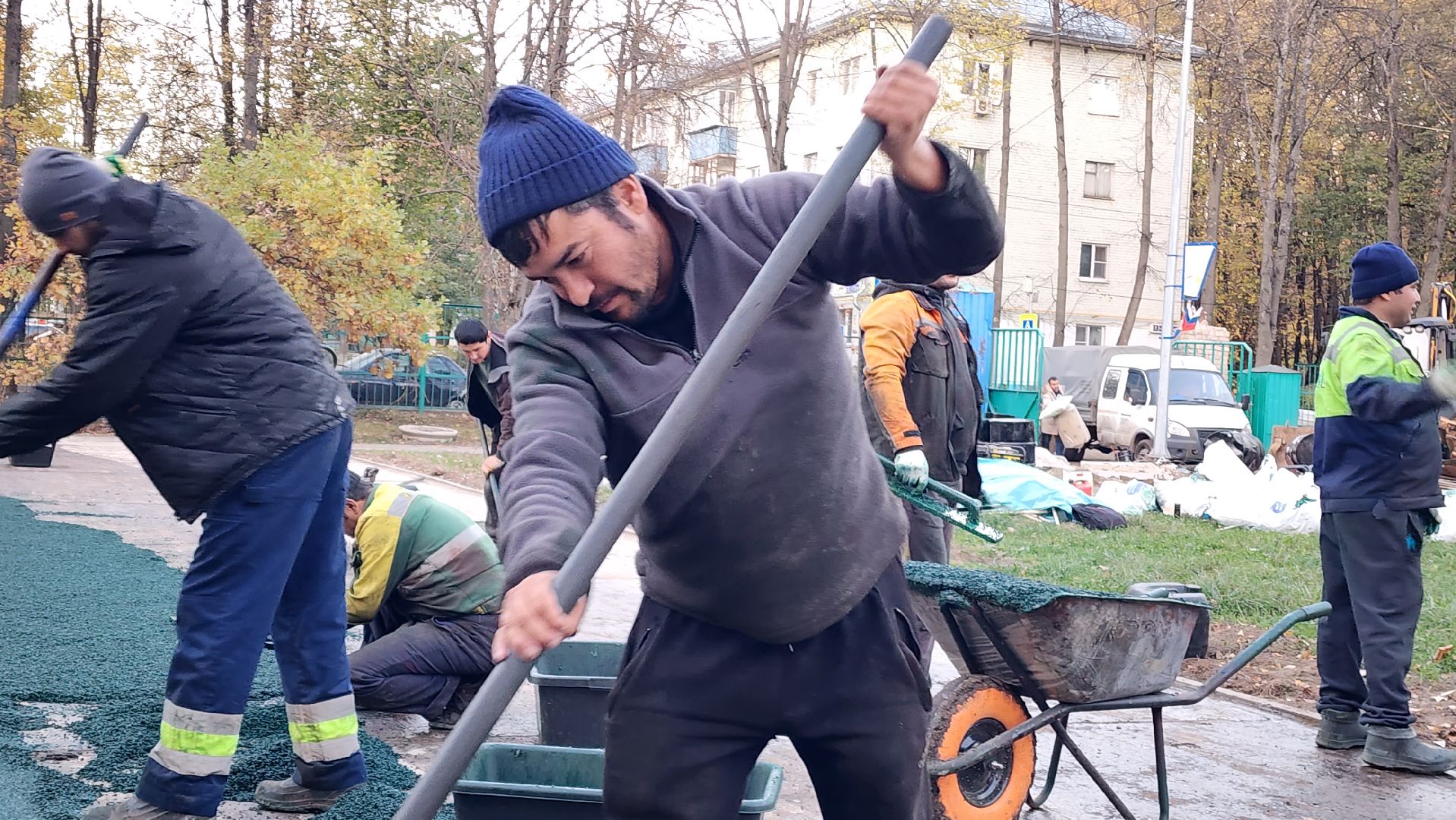 Укладка резинового покрытия, спортивная площадка, Школа, Лобня,