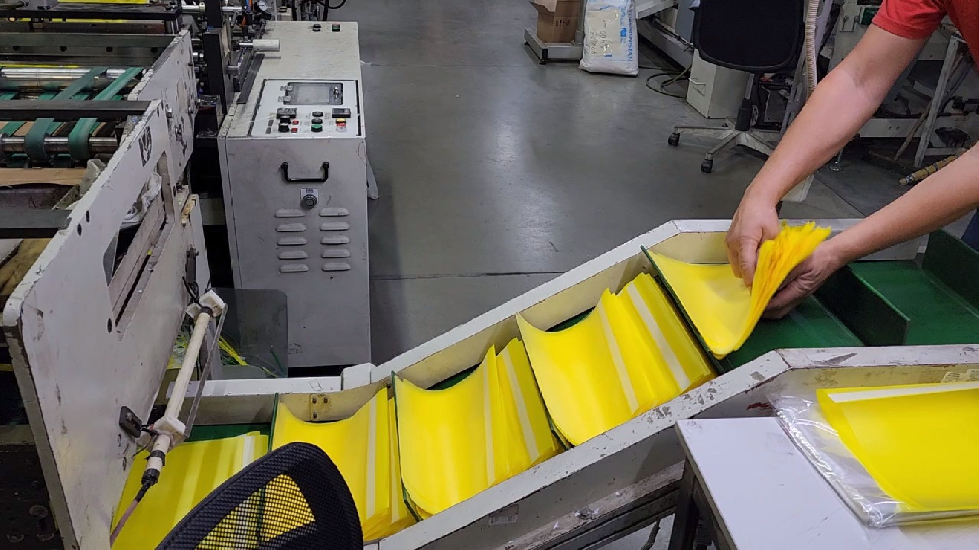 Чехов, мебельная фабрика Бюрократ, производство канцелярских товаров, изготовление канцтоваров, папки, файлы, канцтовары из пластика, развитие производства,