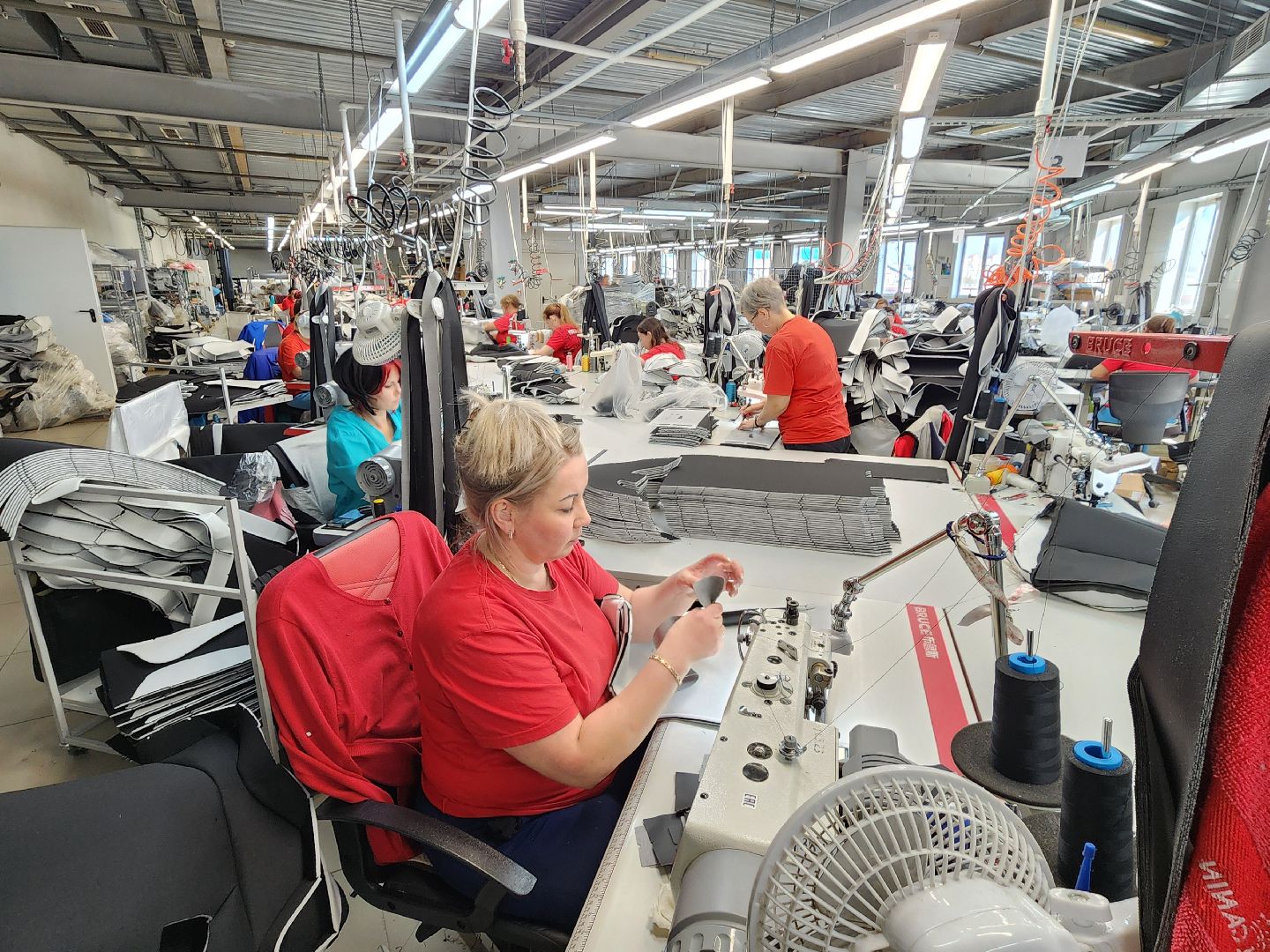 Чехов, фабрика Бюрократ, производство офисных кресел, компьютерные кресла, стулья, мебель, развитие производства,